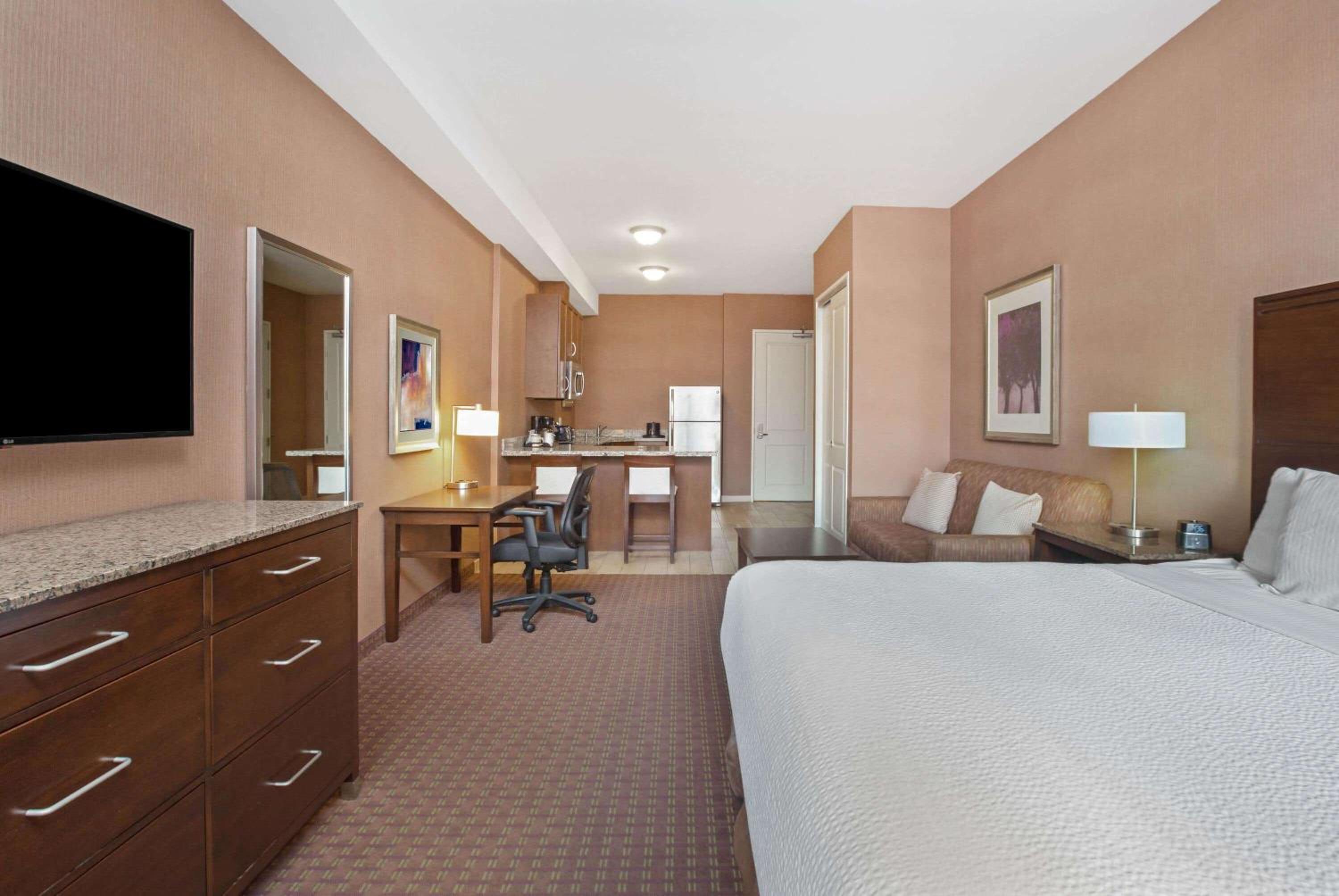 King Suite with Balcony - Non-Smoking - Photo 3