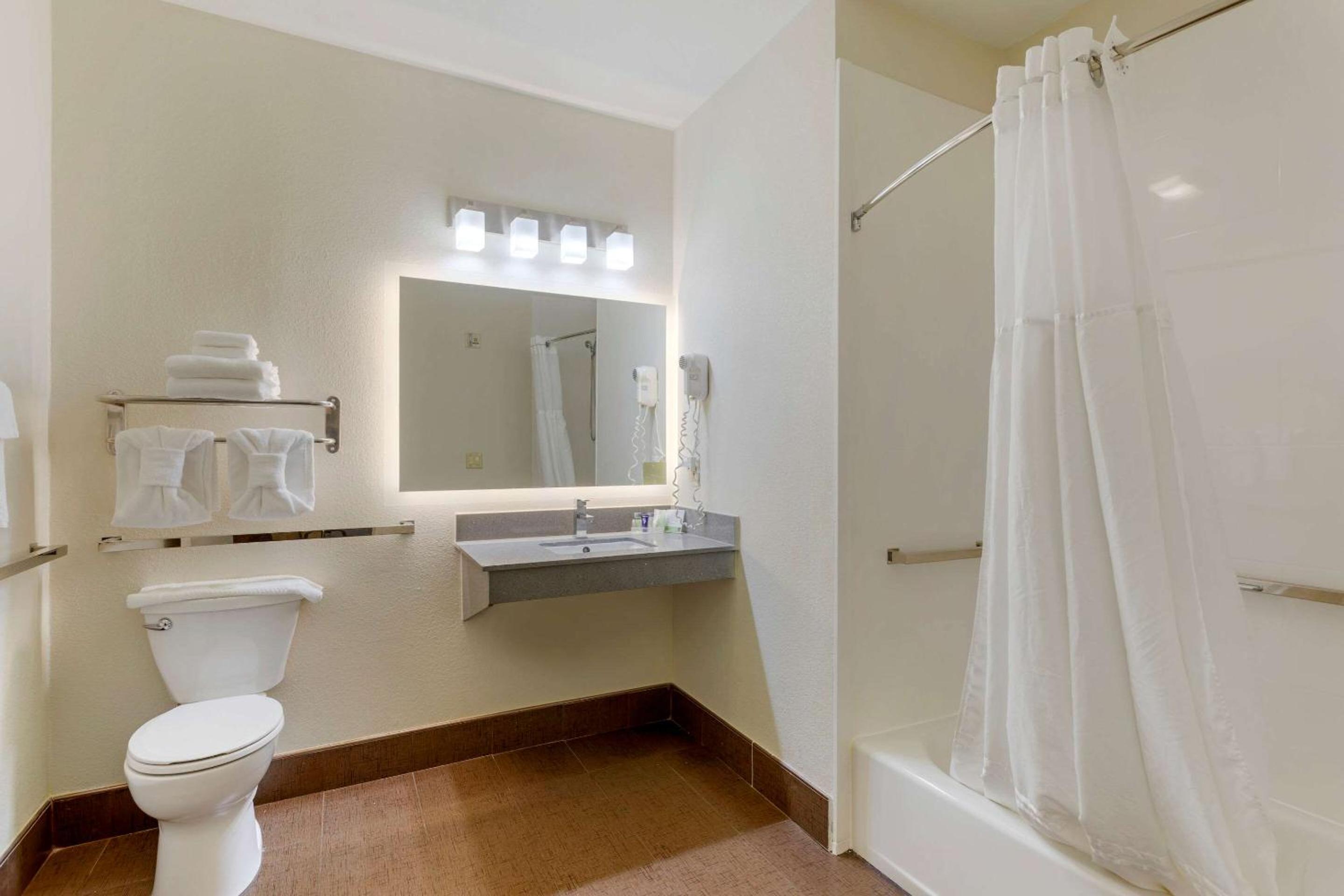 Double Room with Two Double Beds - Accessible/Non-Smoking - Photo 4