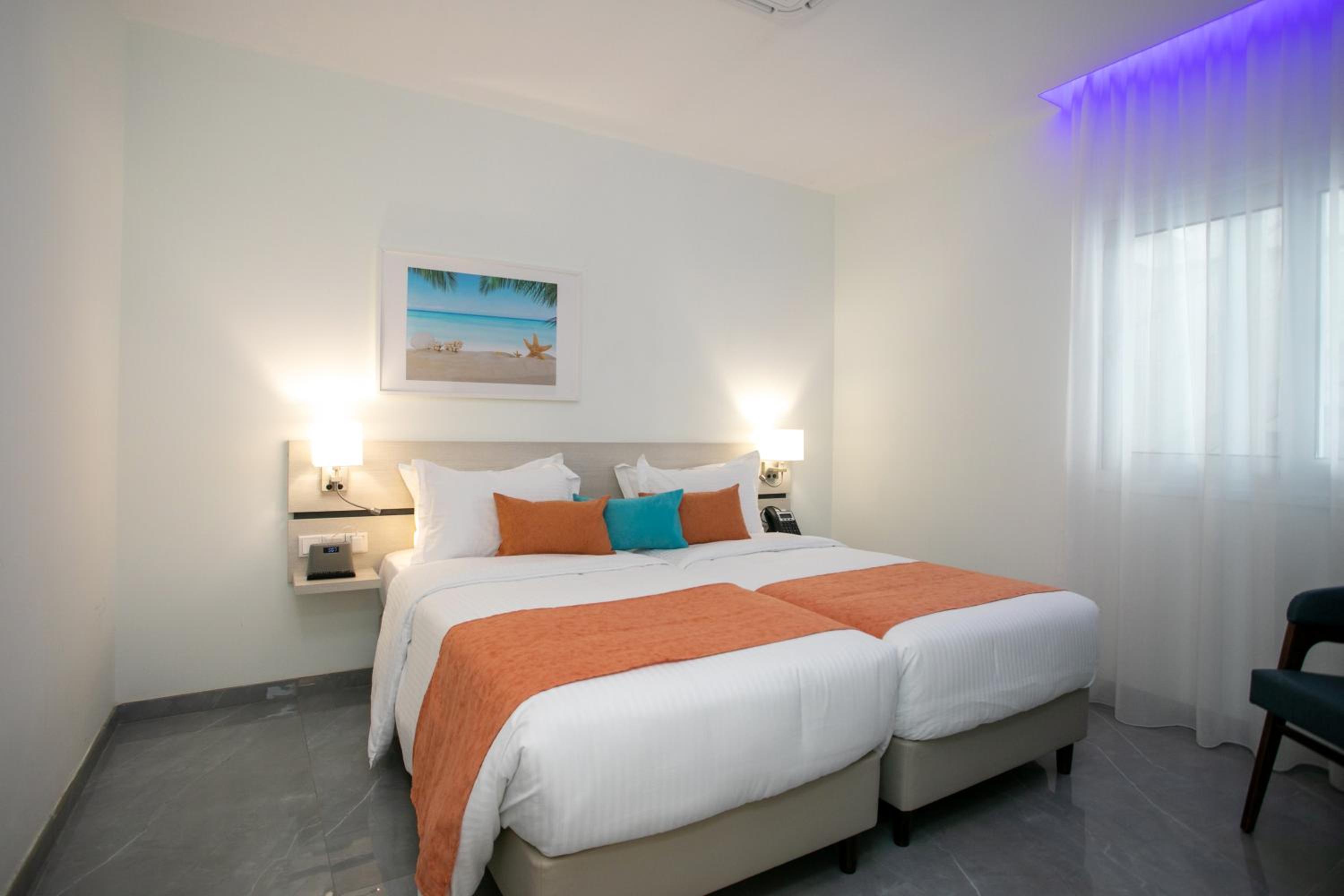 Suite with Queen Bed and Kitchen - Non-Smoking photo 3