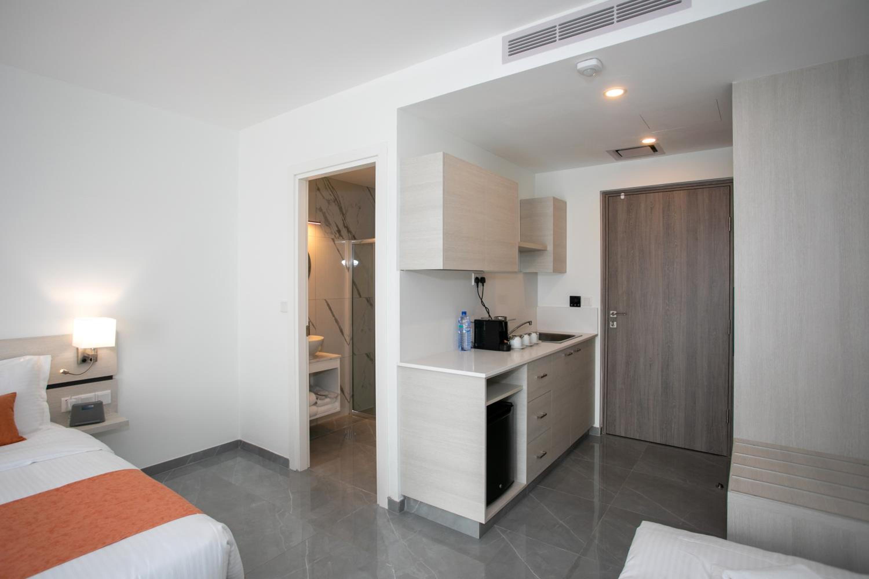 Suite with Queen Bed and Sofa Bed - Non-Smoking photo 3