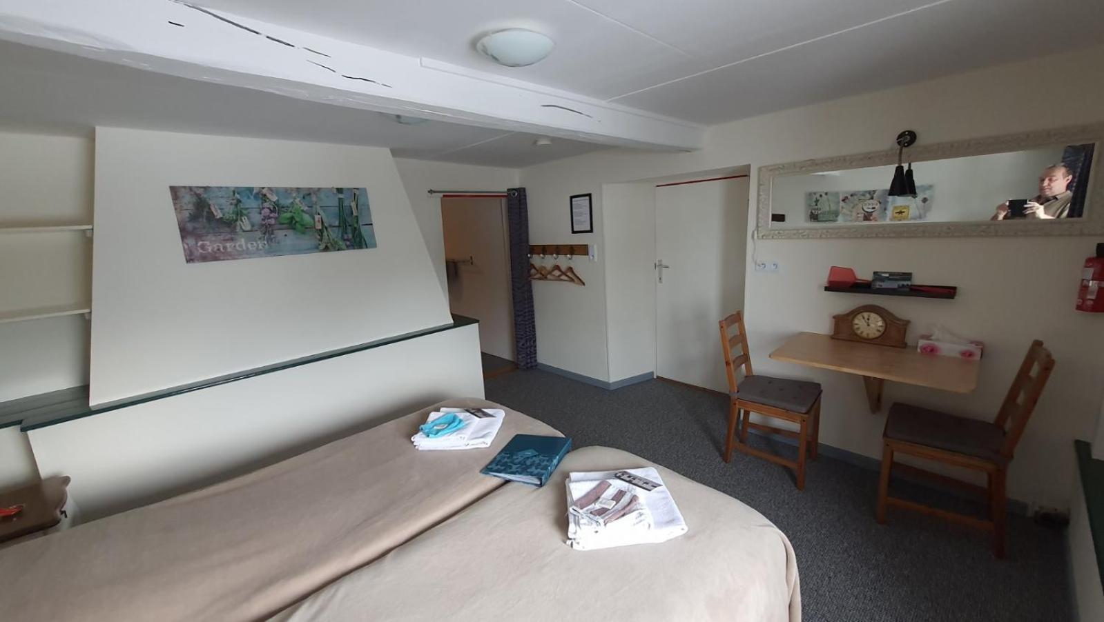 Twin Room with Private Bathroom photo 3