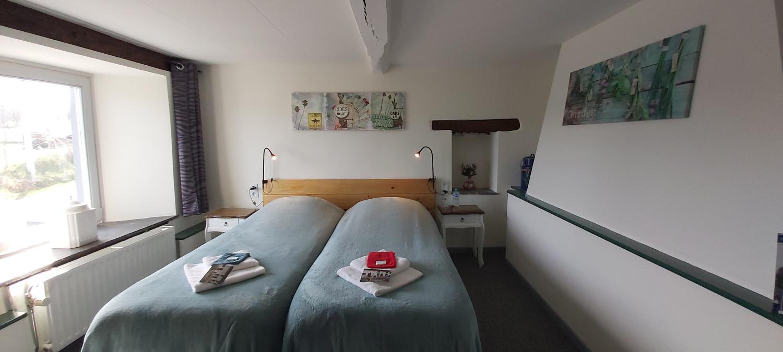Twin Room with Private Bathroom photo 2