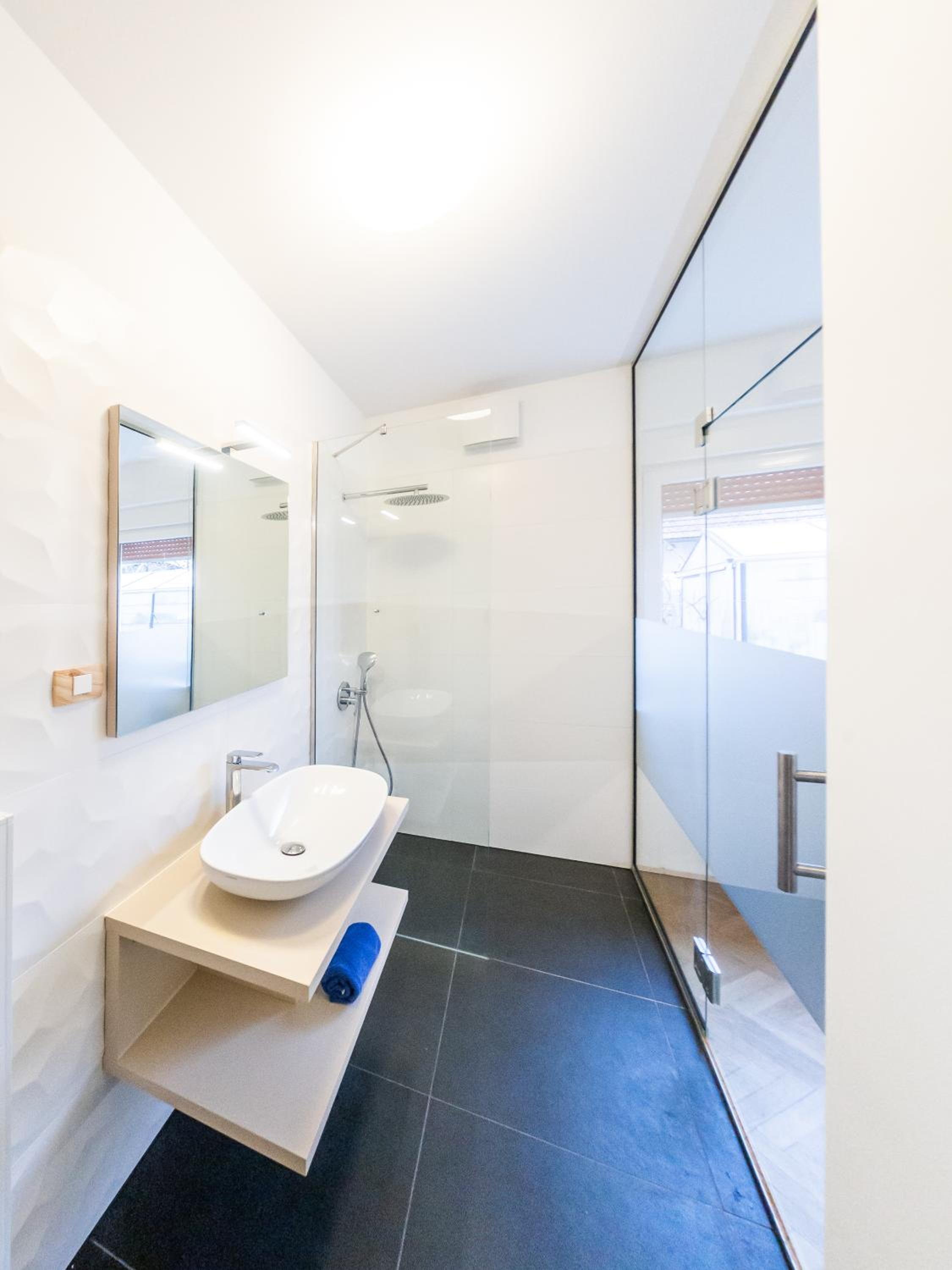 Large Double Room - Photo 13