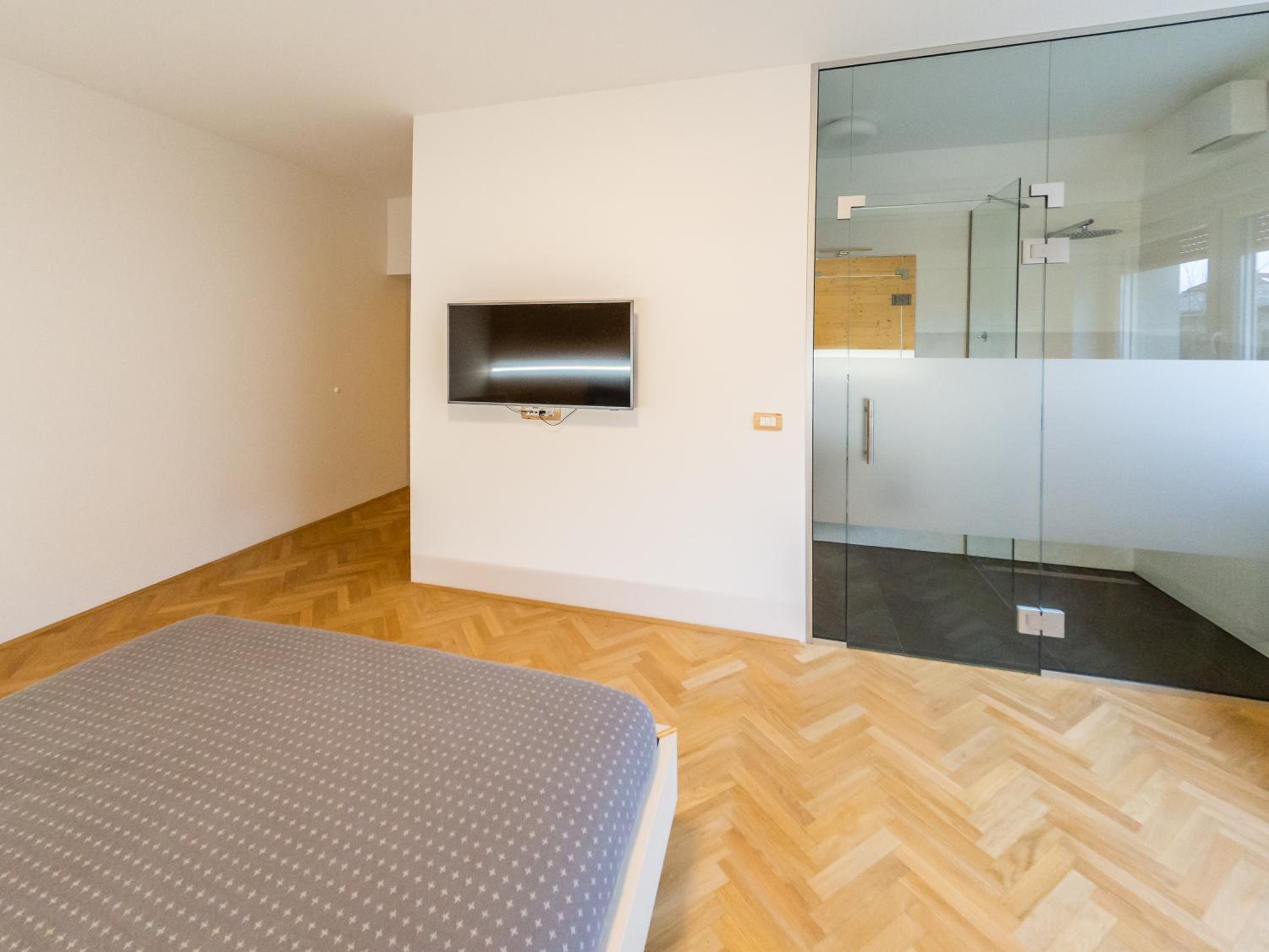 Large Double Room - Photo 7