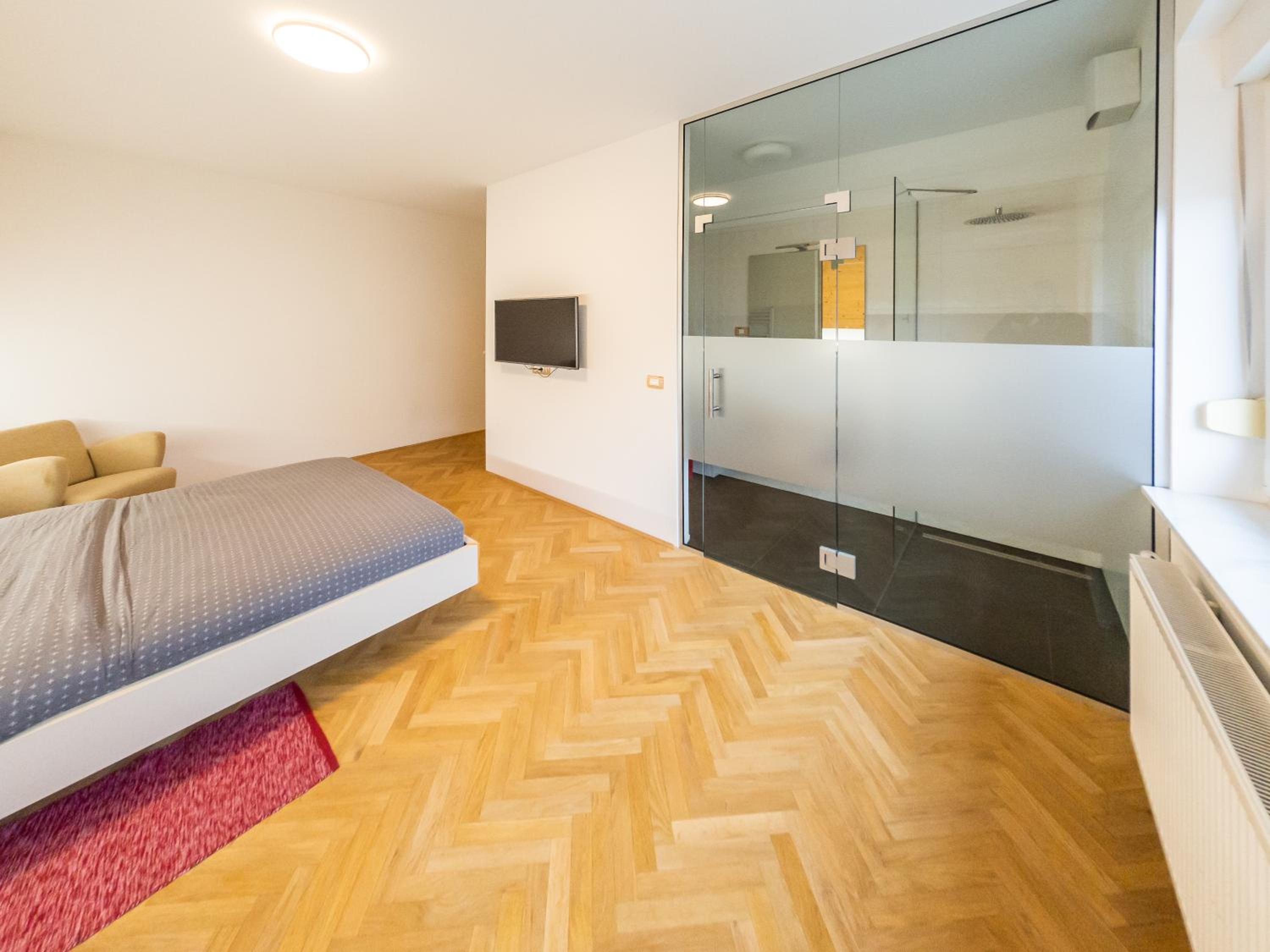 Large Double Room - Photo 9
