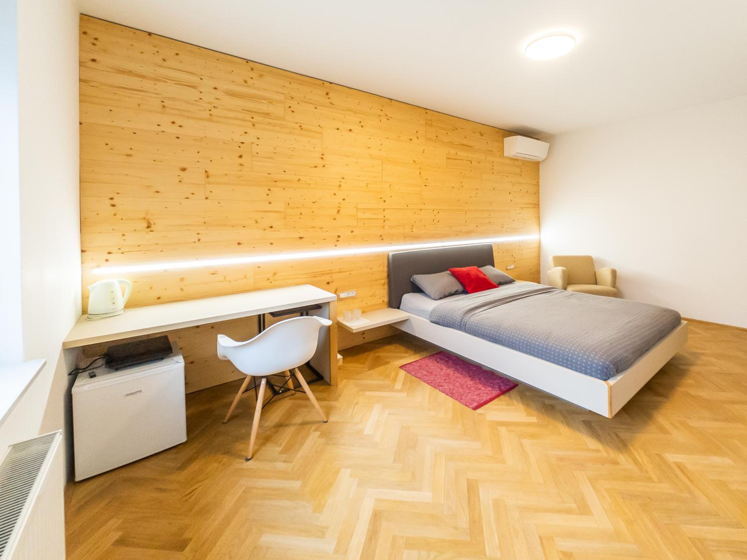Large Double Room - Photo 3