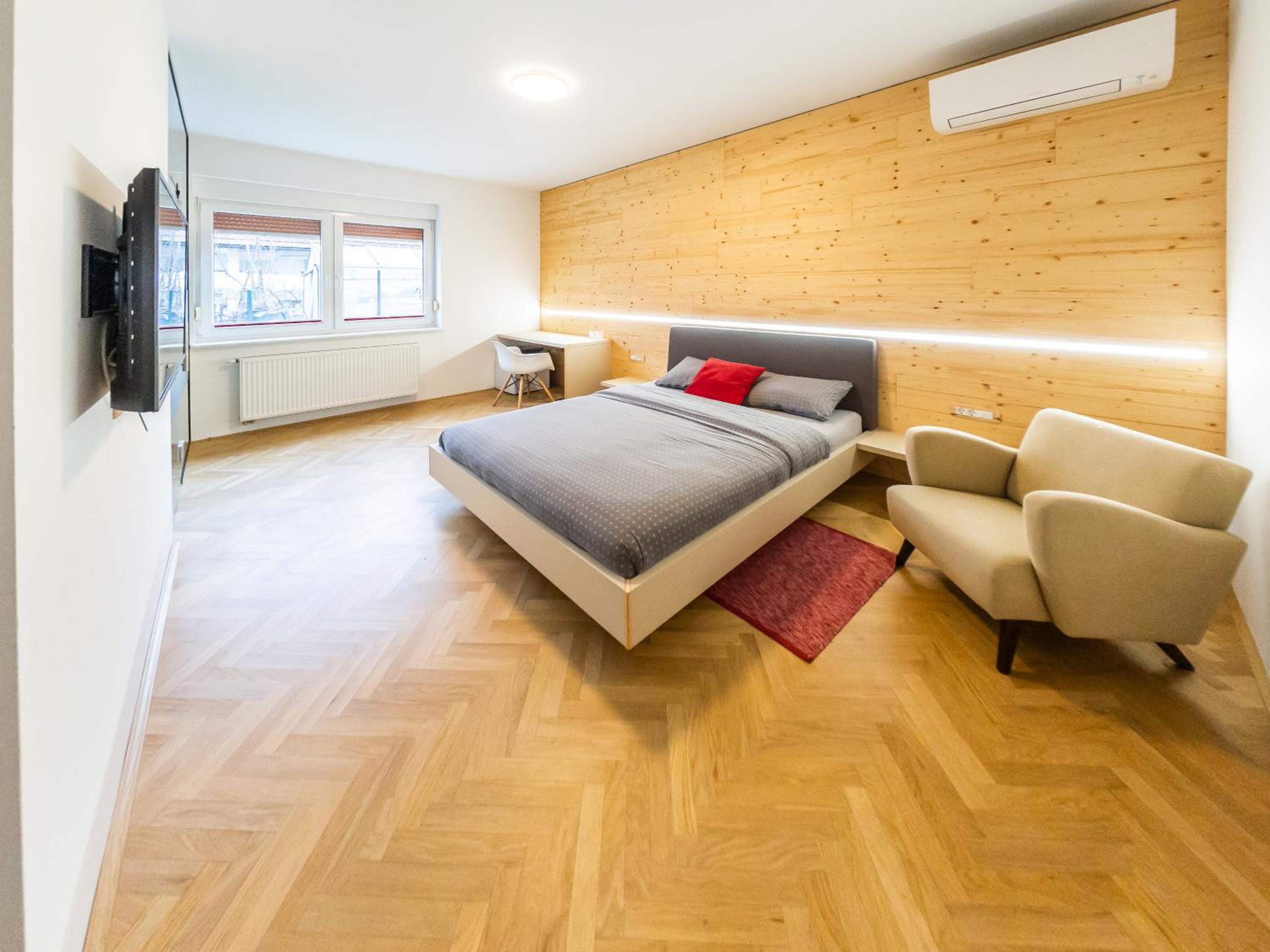 Large Double Room - Photo 1