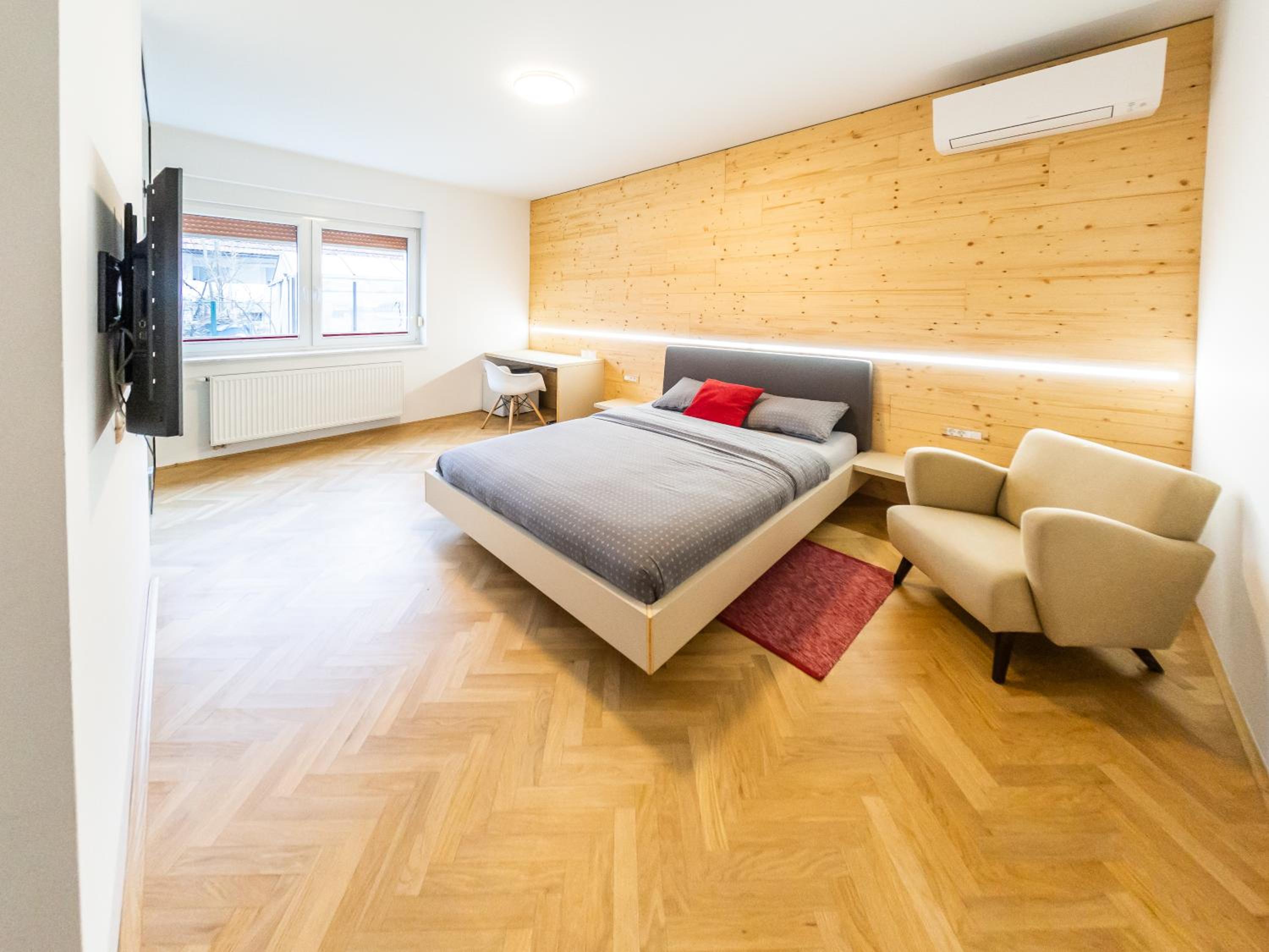 Large Double Room - Photo 4