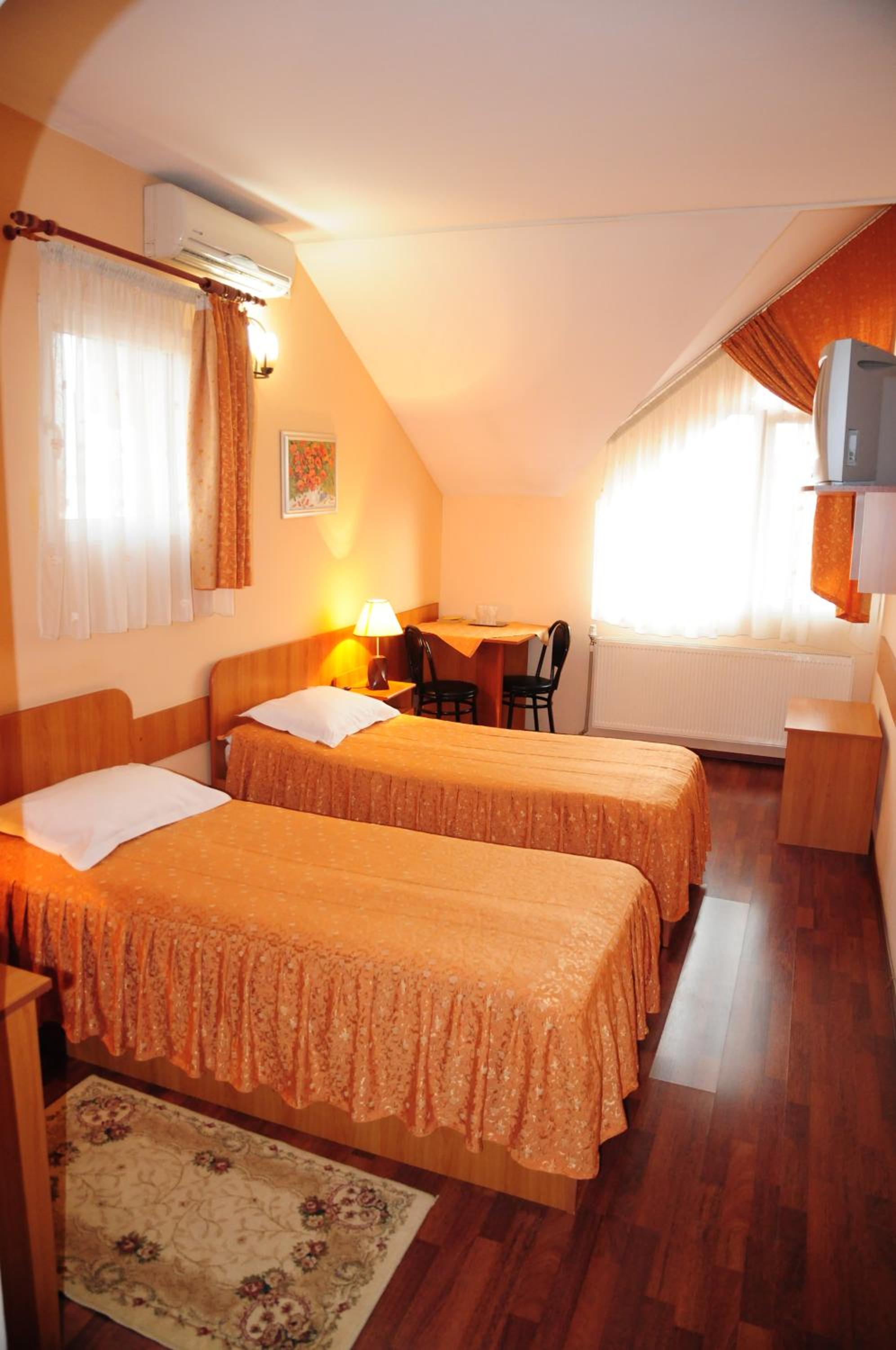 Twin Room - Photo 2