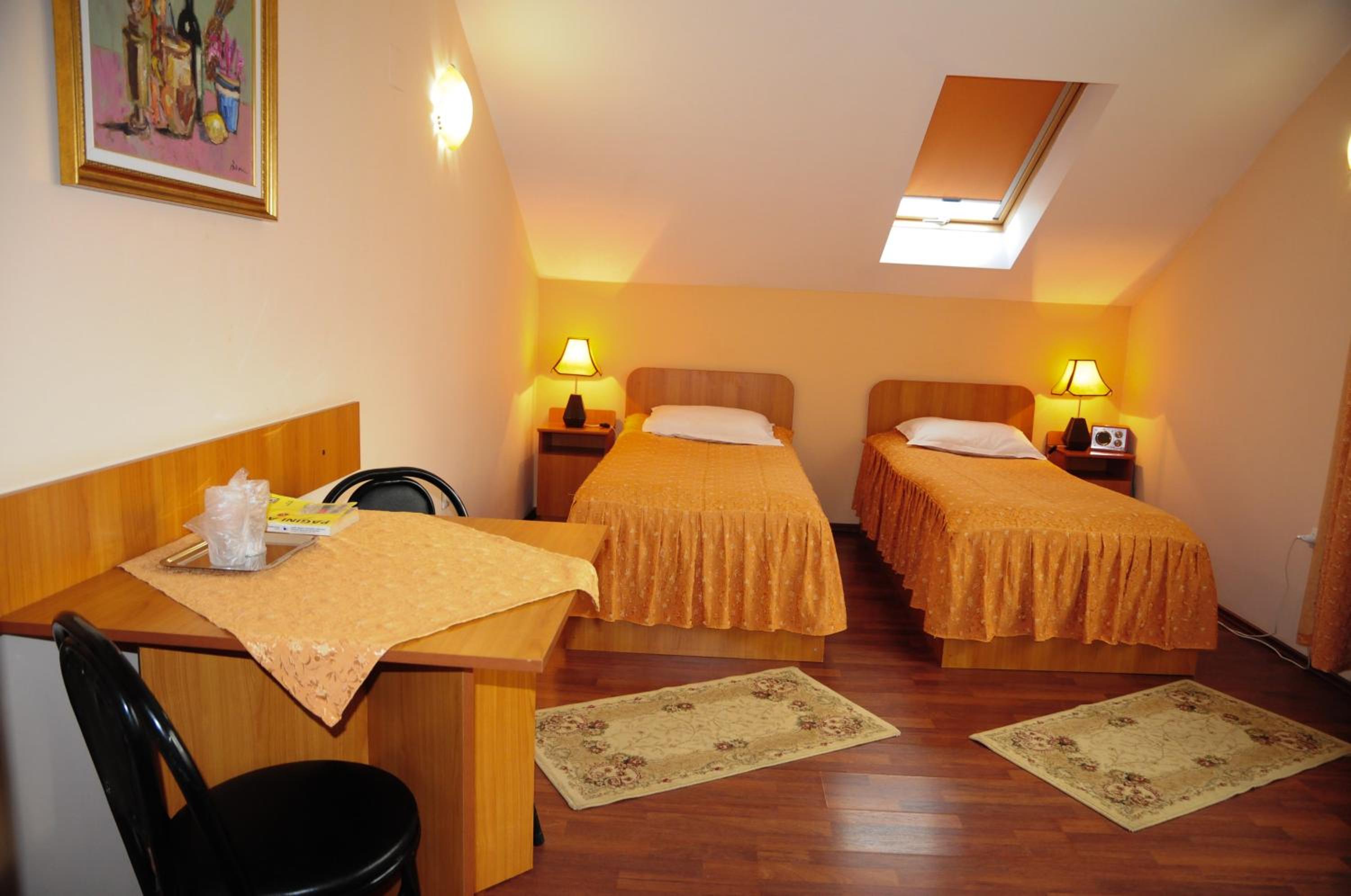 Twin Room - Photo 14