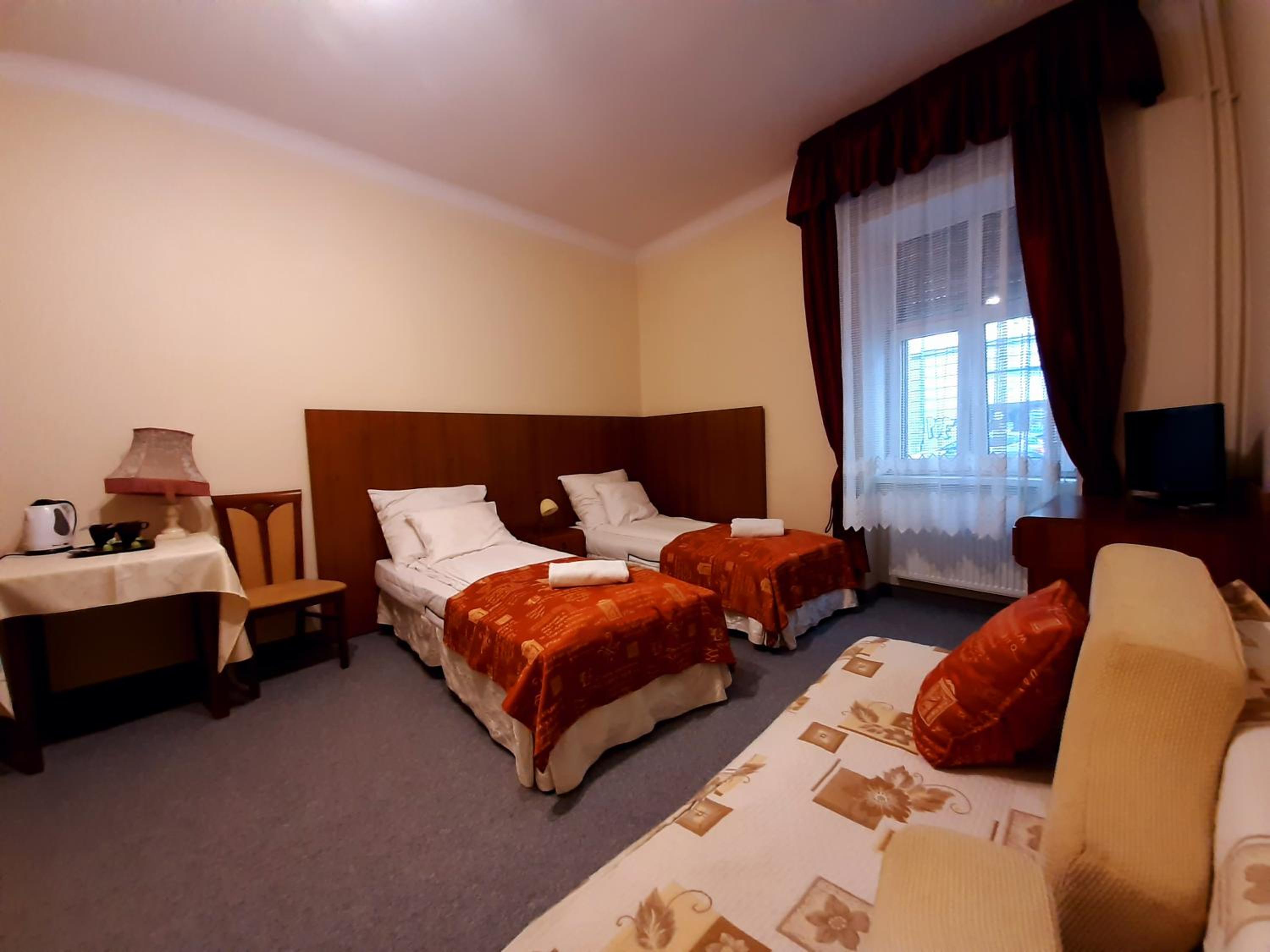 Double Room with Private Bathroom - Photo 8