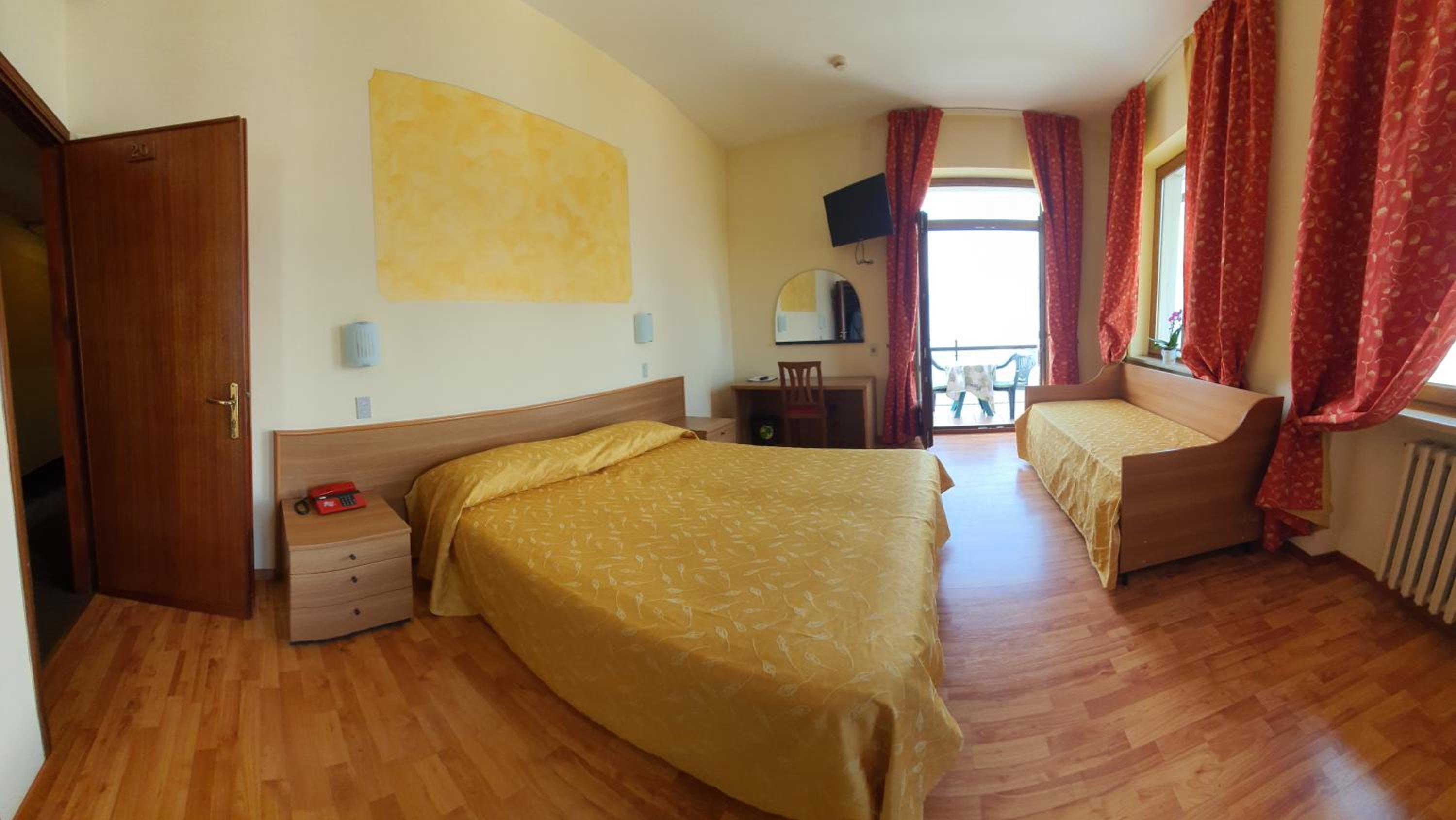 Double Room with Lake View and Balcony - Photo 9