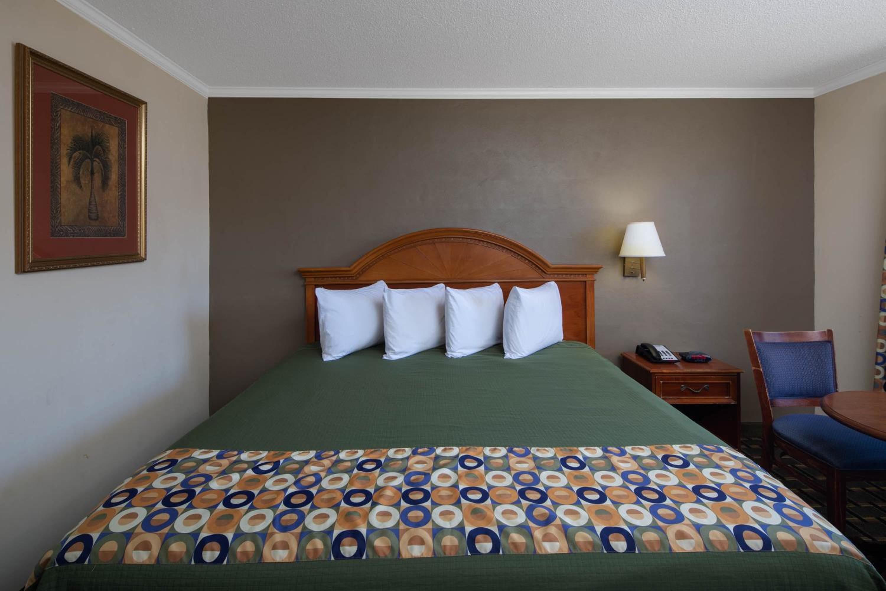 King Room - Non-Smoking photo 1