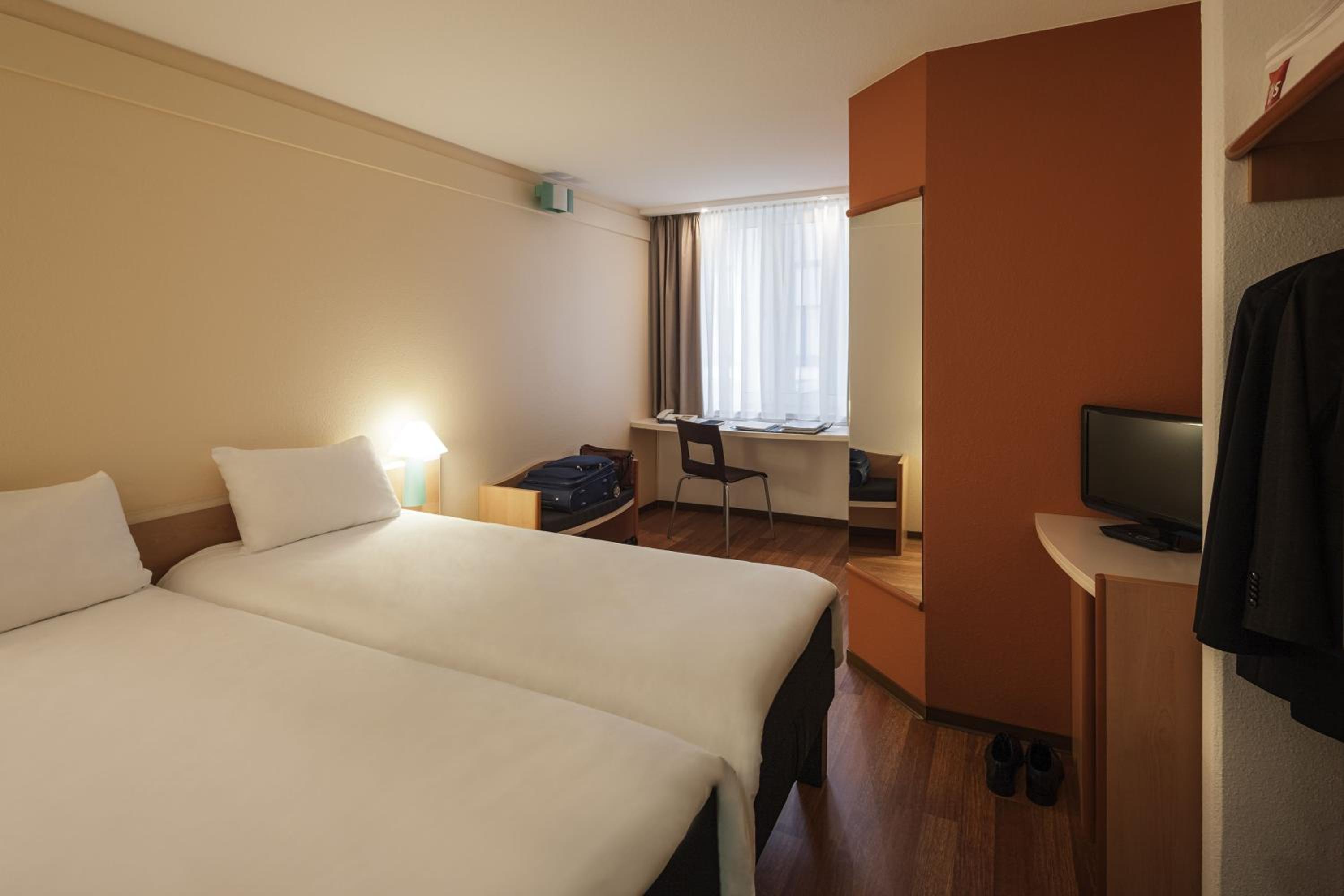 Standard Double Room - Photo 6