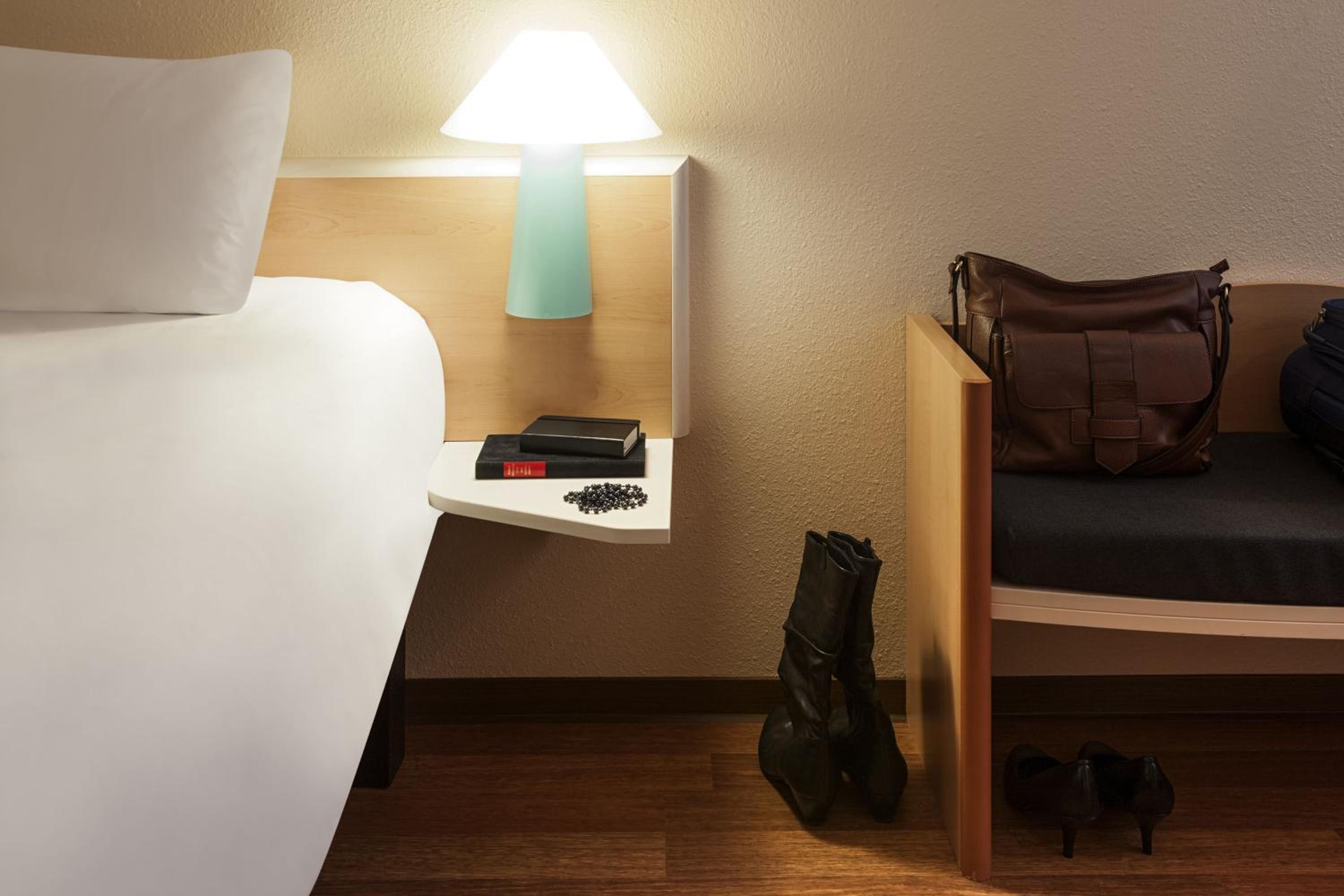 Standard Double Room - Photo 12