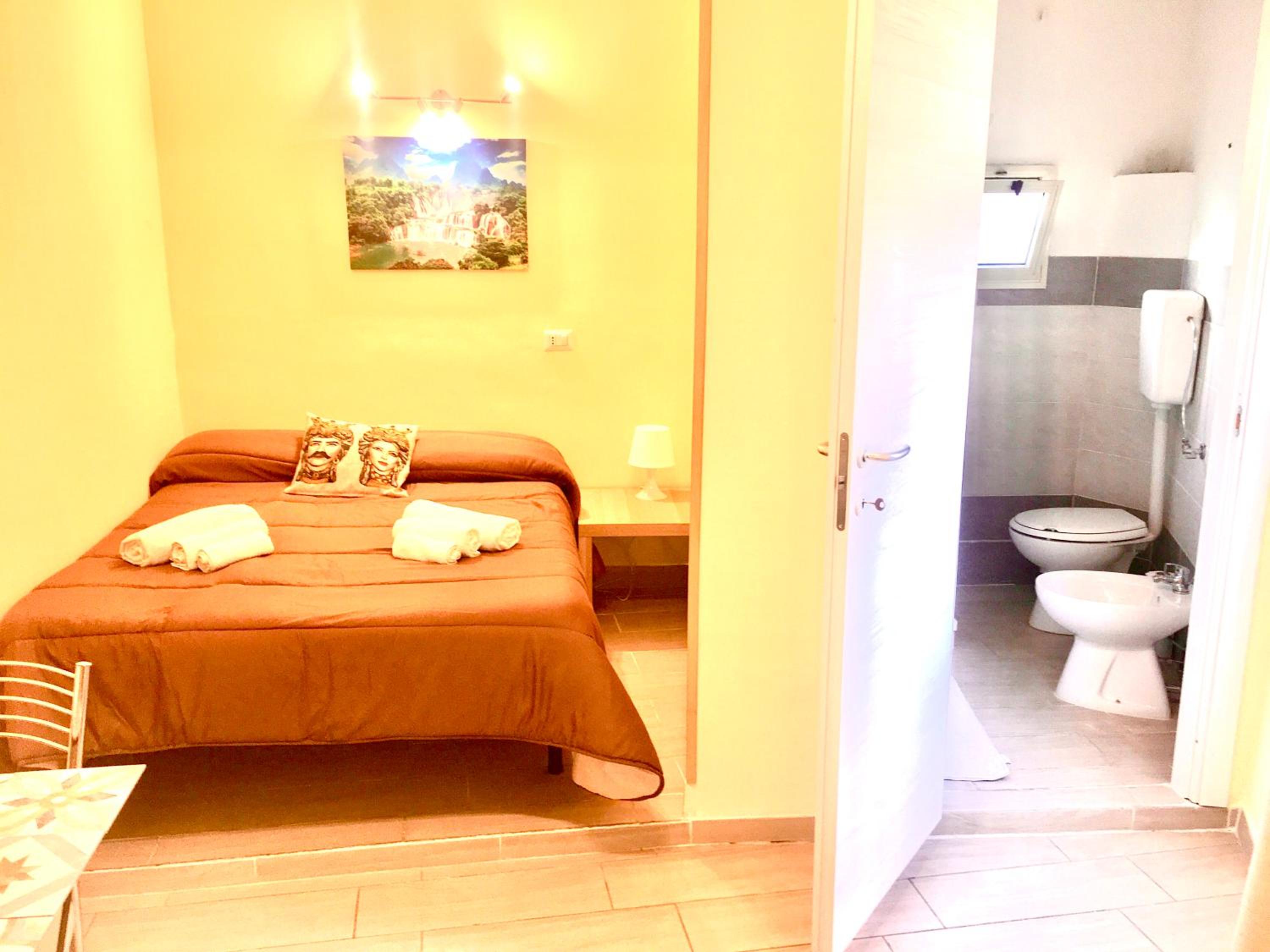Double Room with Balcony and Private Bathroom - Photo 5
