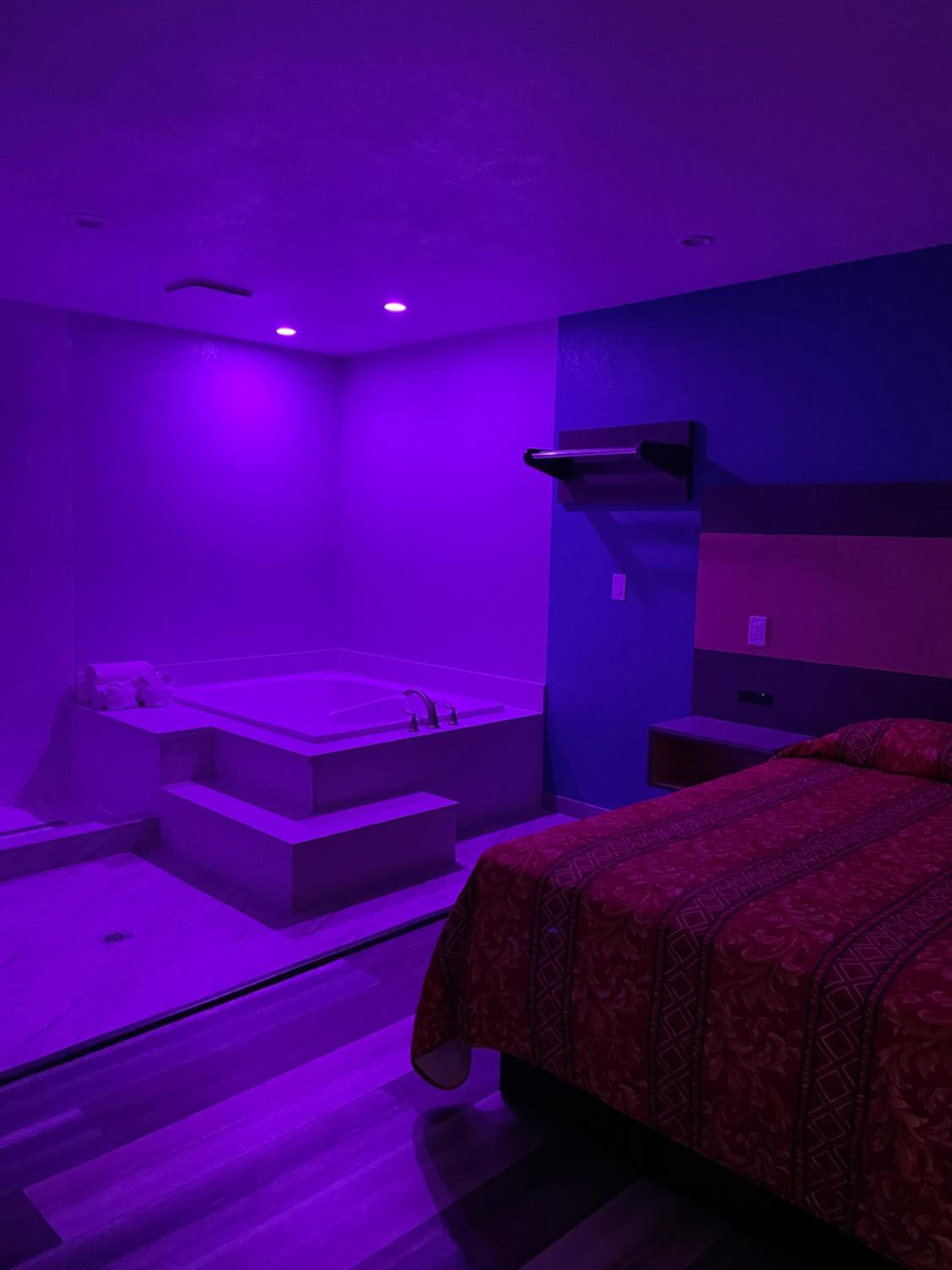 Deluxe Suite with Spa Bath - Photo 4