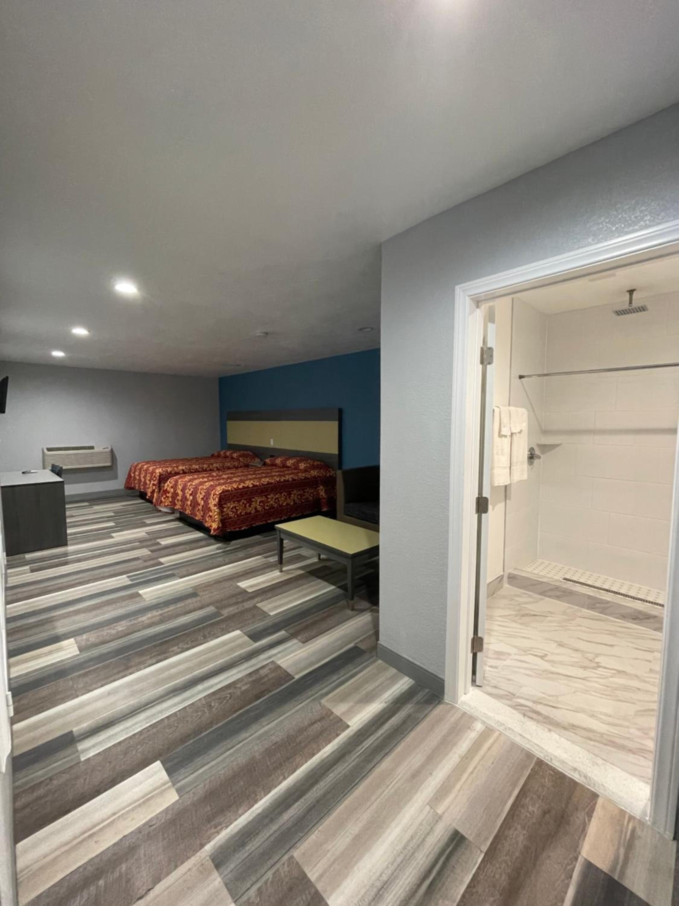 Queen Room with Two Queen Beds - Photo 2