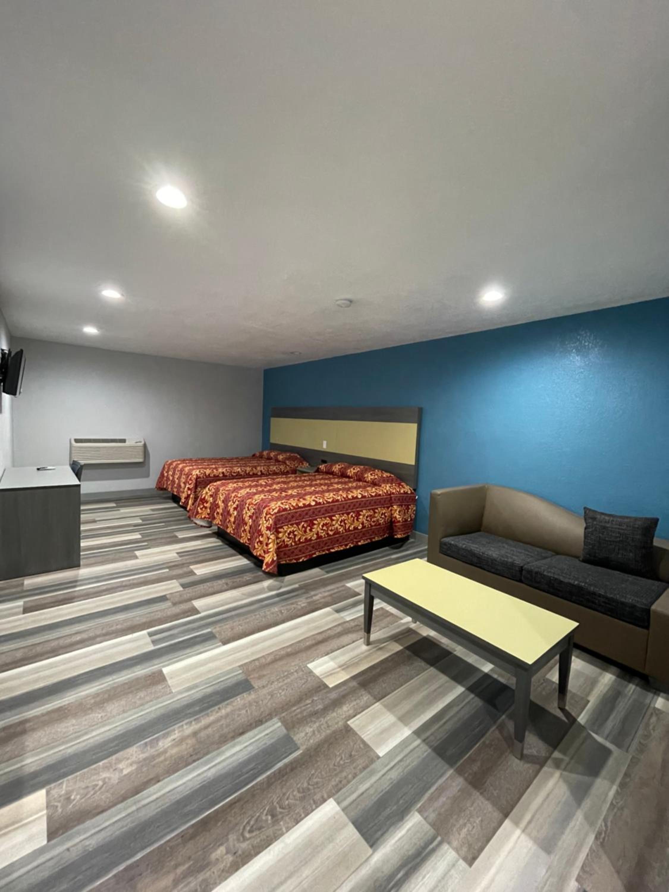 Queen Room with Two Queen Beds - Photo 4