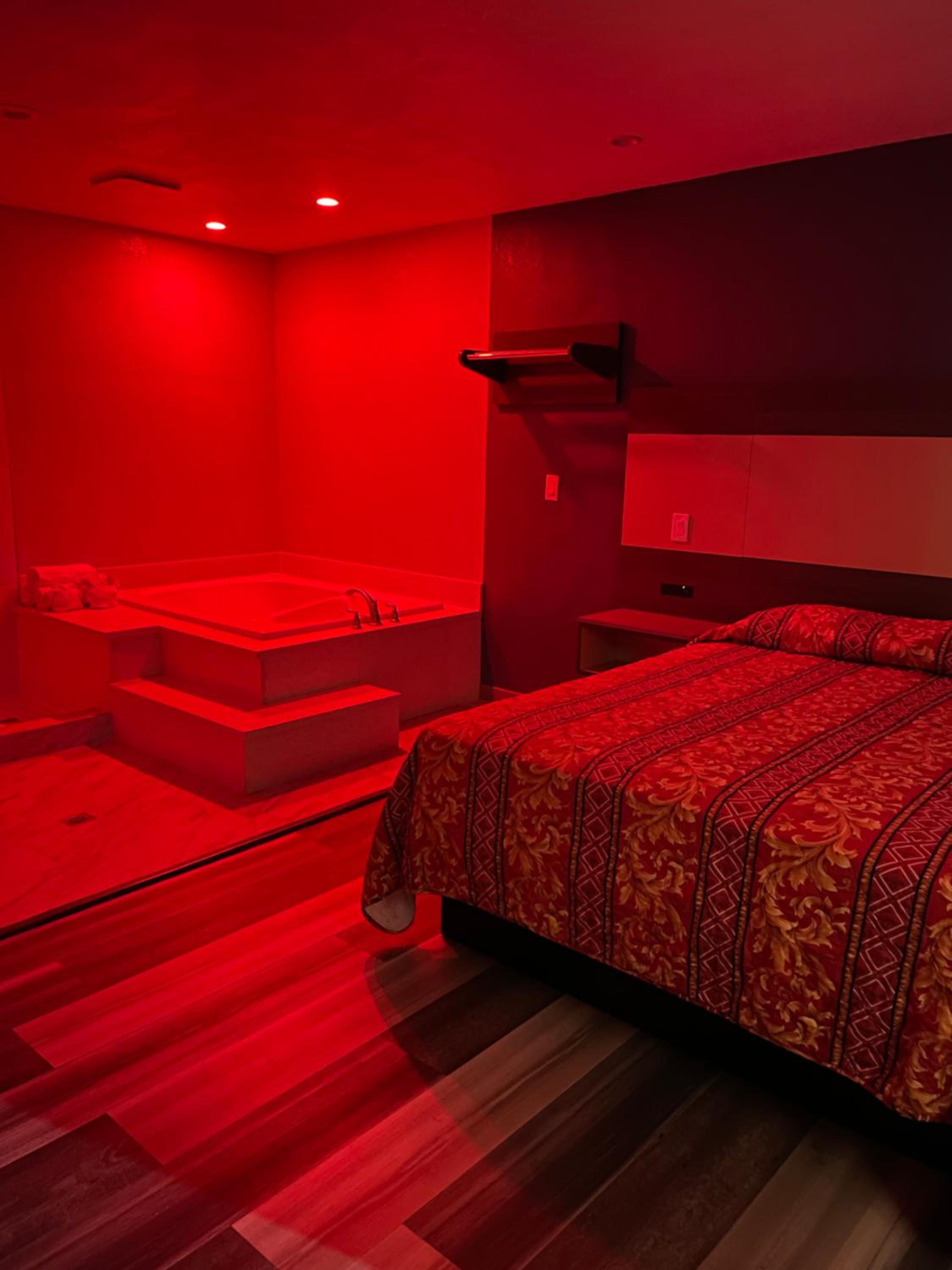Deluxe Suite with Spa Bath - Photo 2