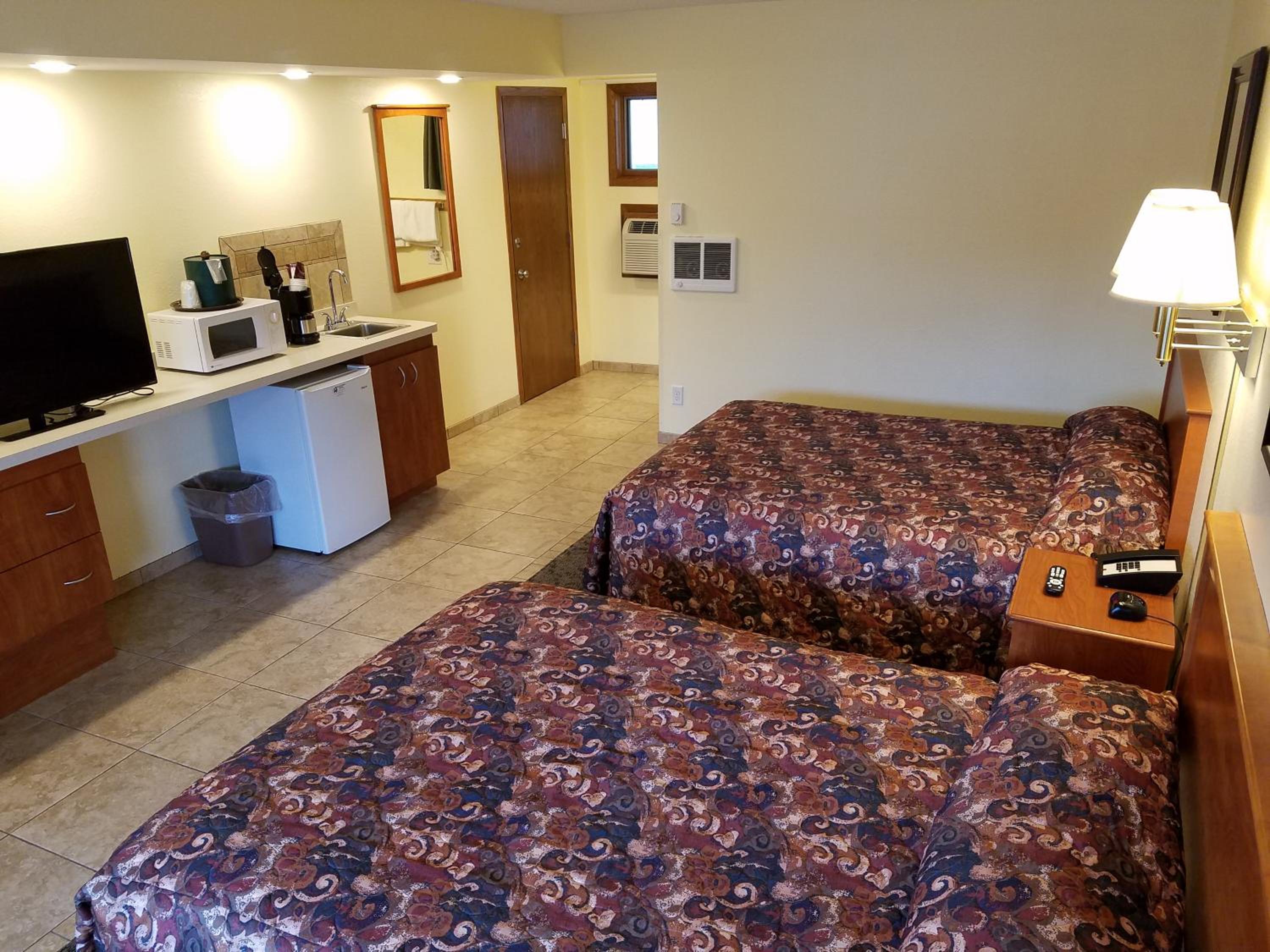 Queen Room with Two Queen Beds - Photo 1