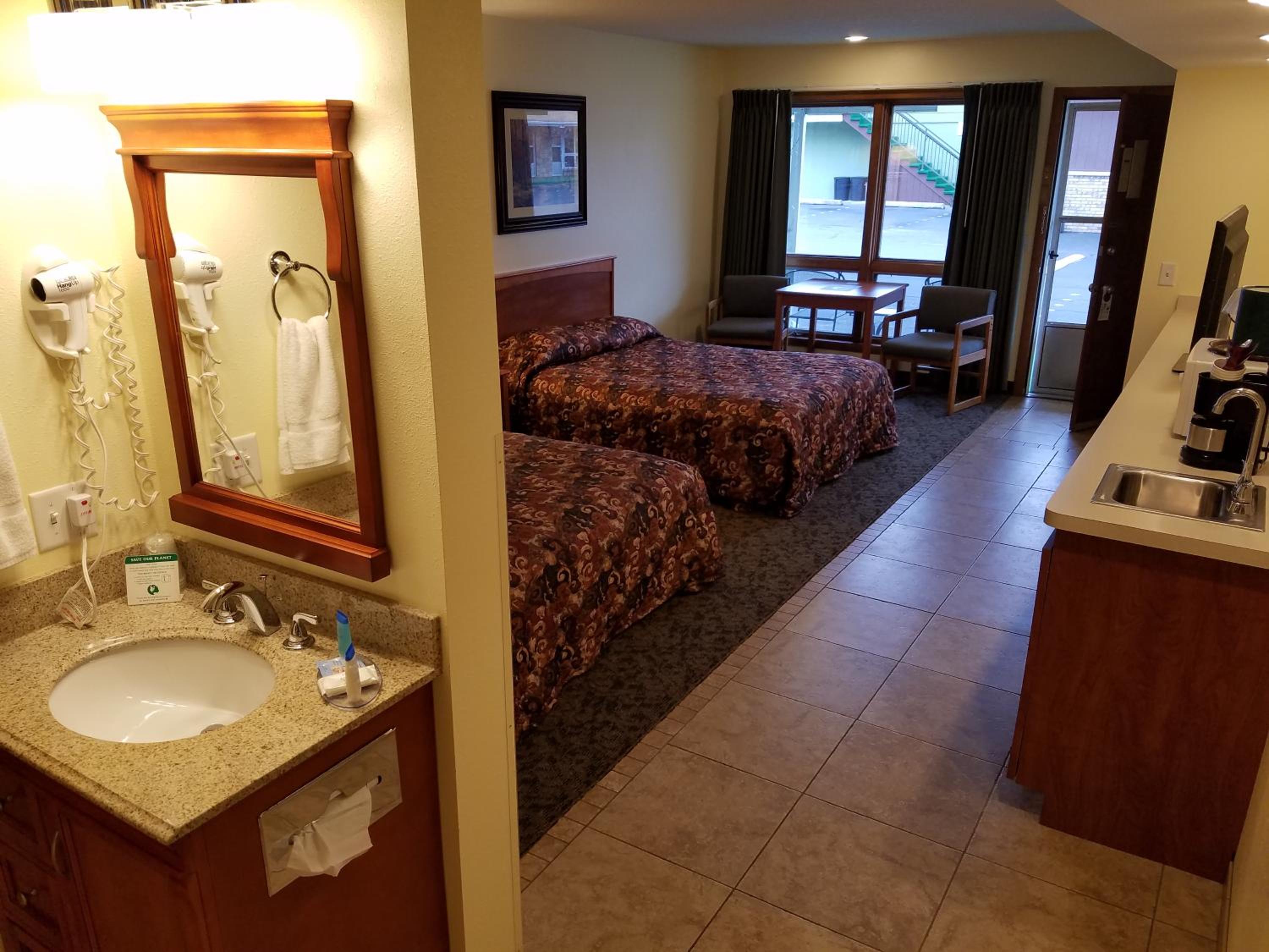 Queen Room with Two Queen Beds - Photo 5