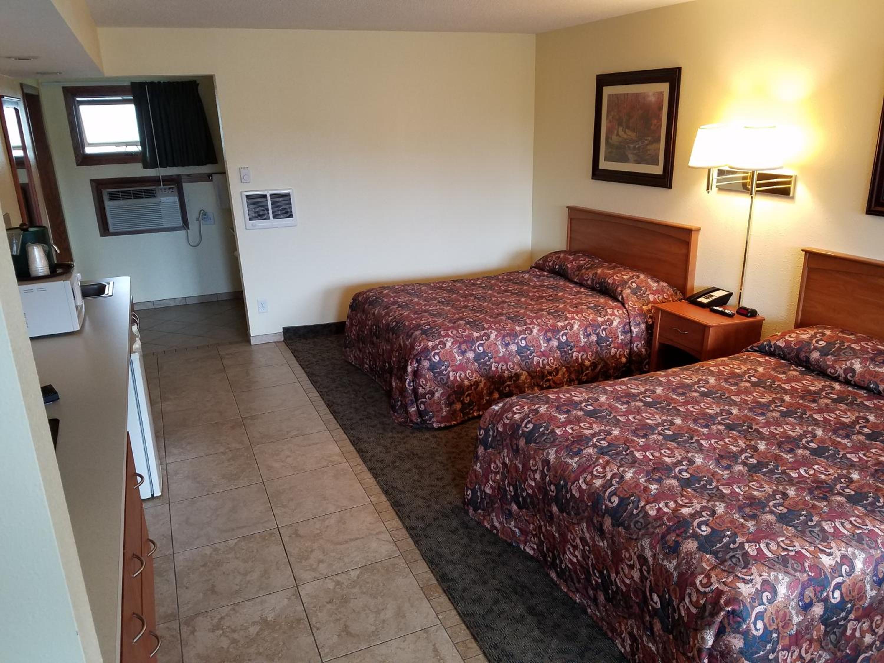Queen Room with Two Queen Beds - Photo 2