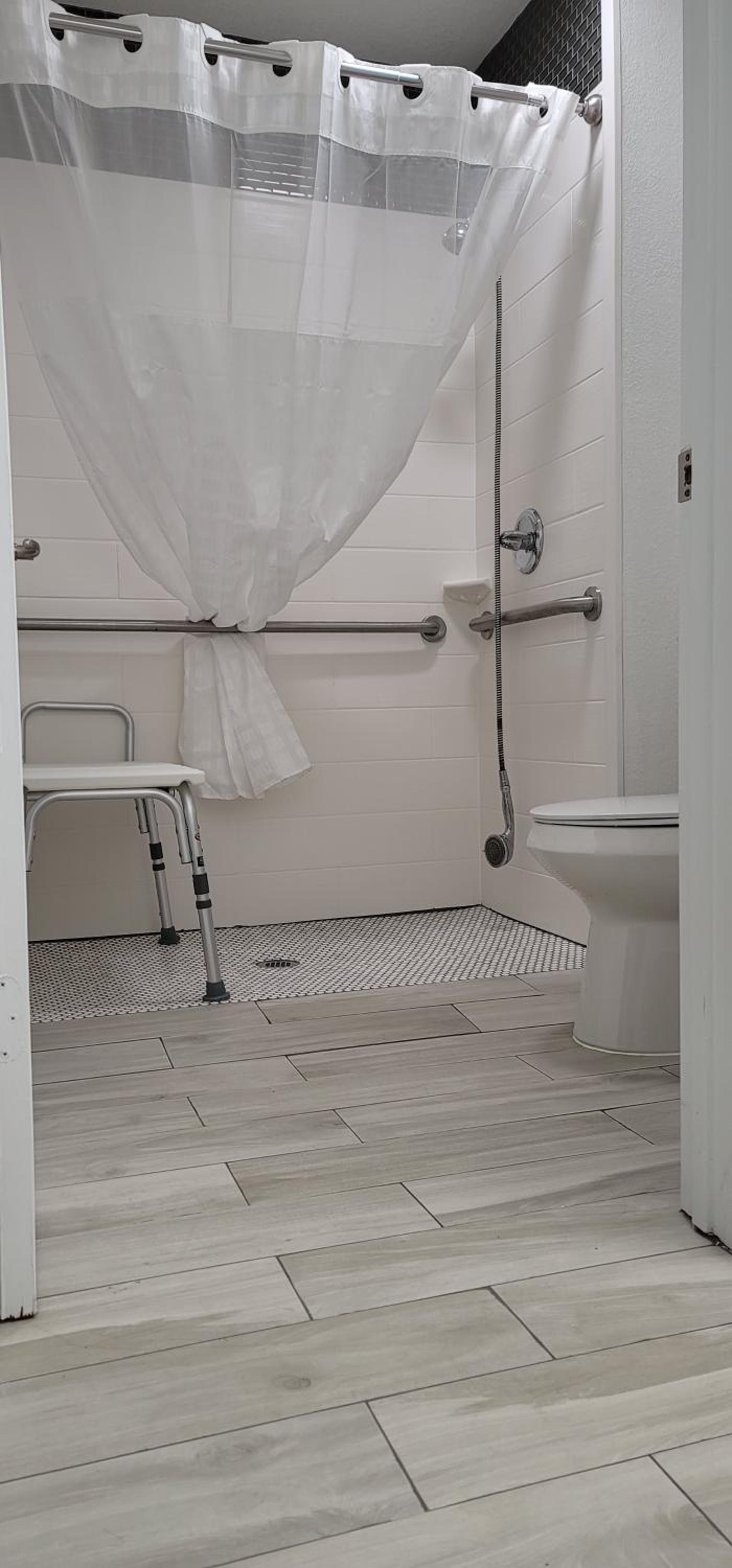 Queen Room - Disability Access photo 2