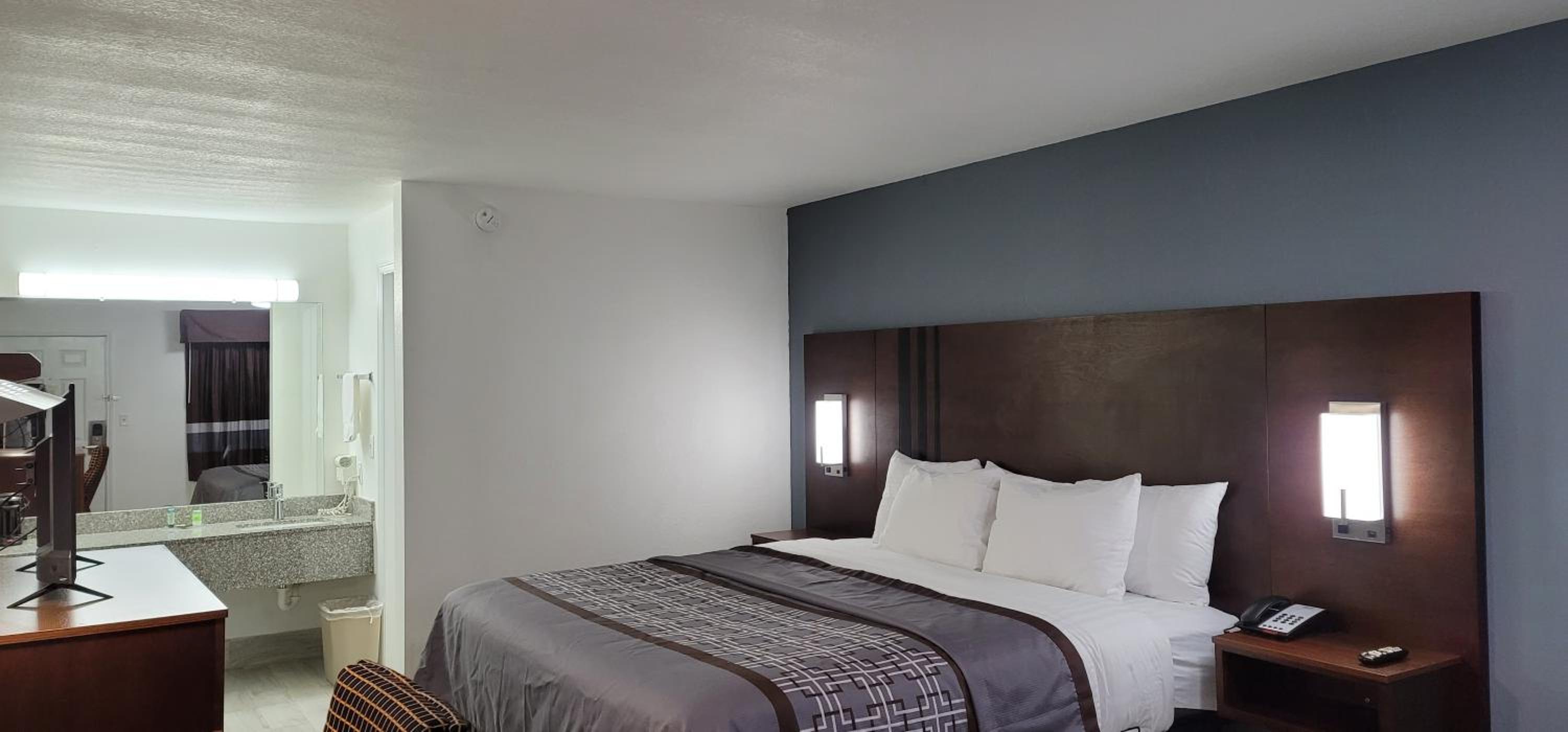 King Room - Non-Smoking - Photo 7
