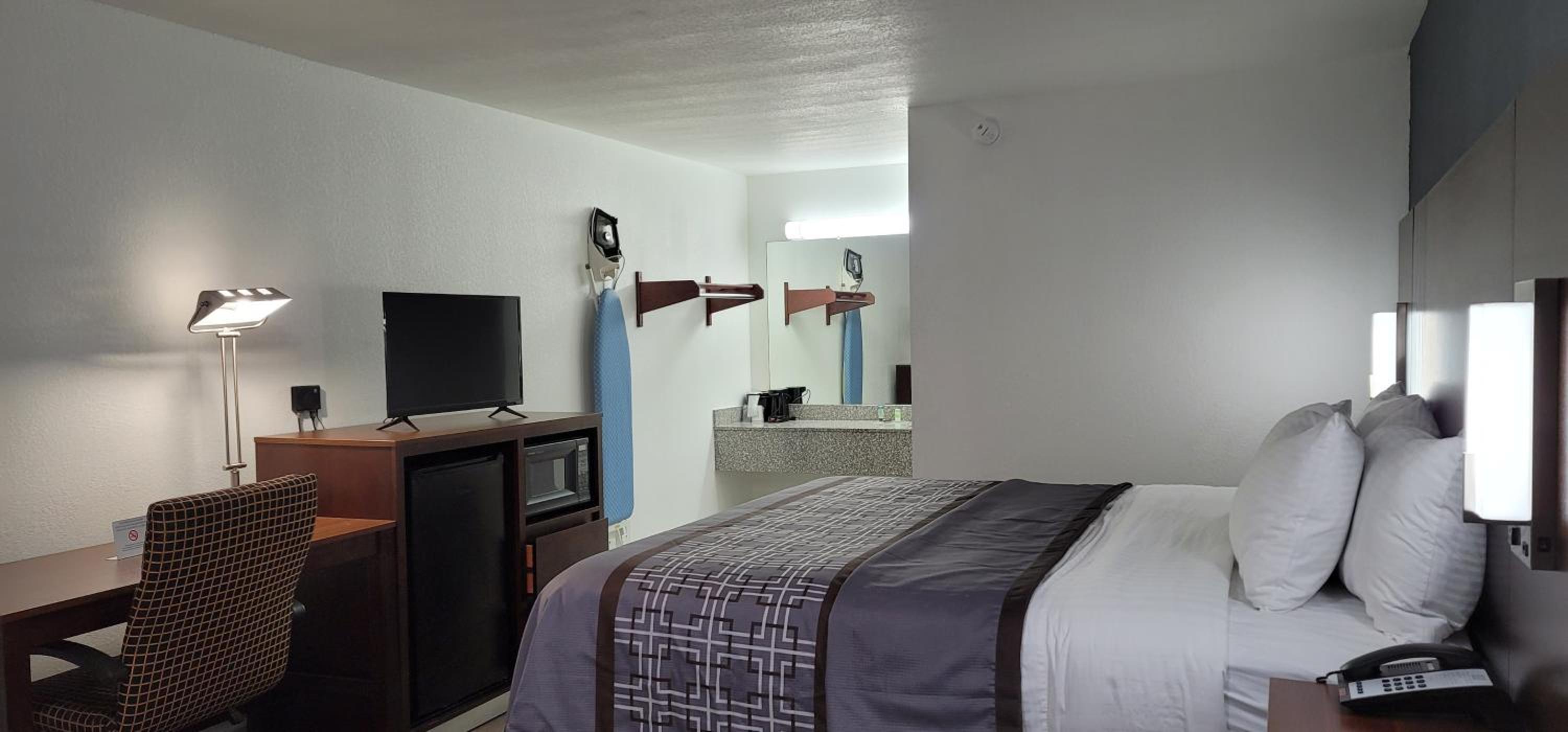 King Room - Non-Smoking - Photo 9