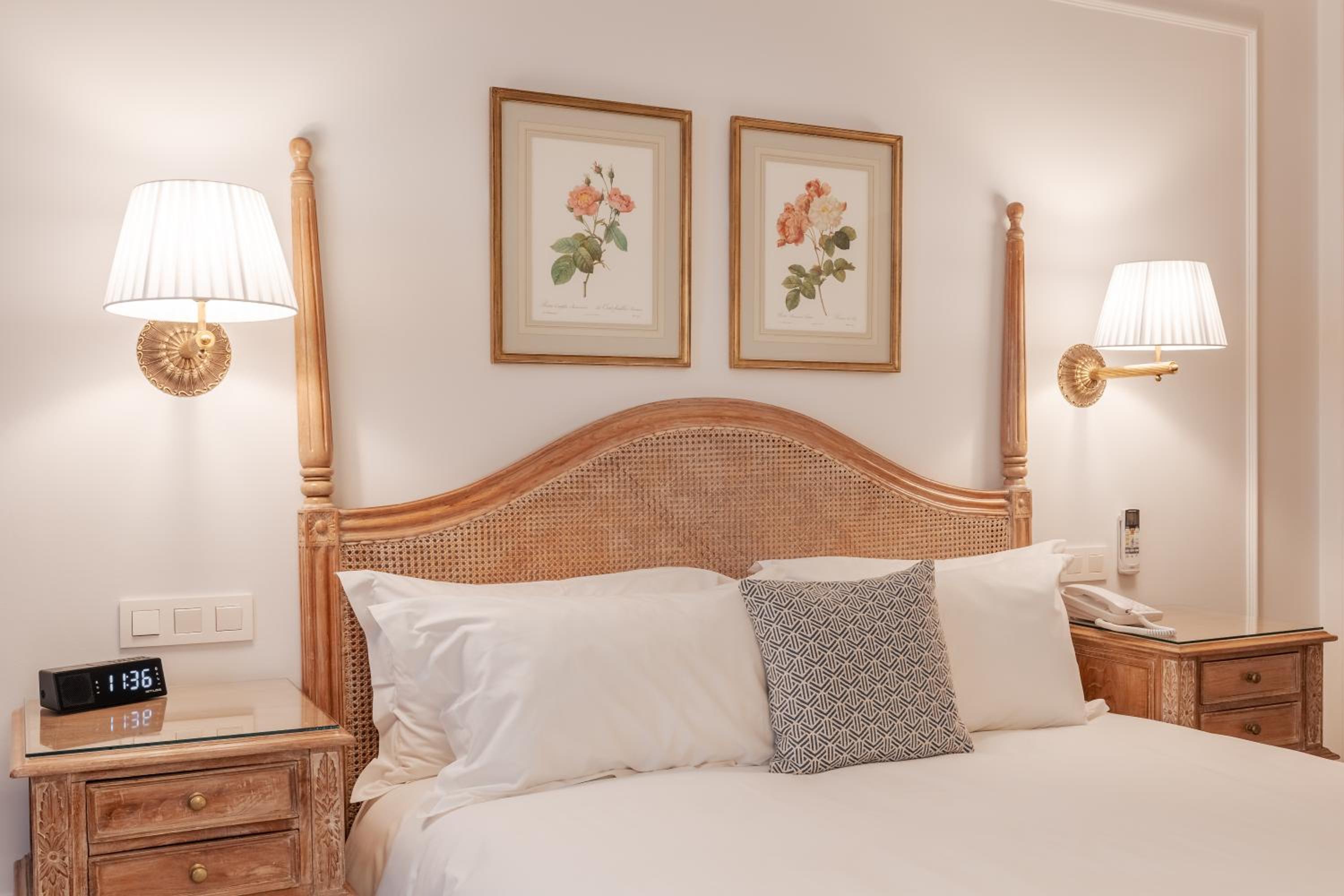 Superior Twin or Double Room - Photo 7