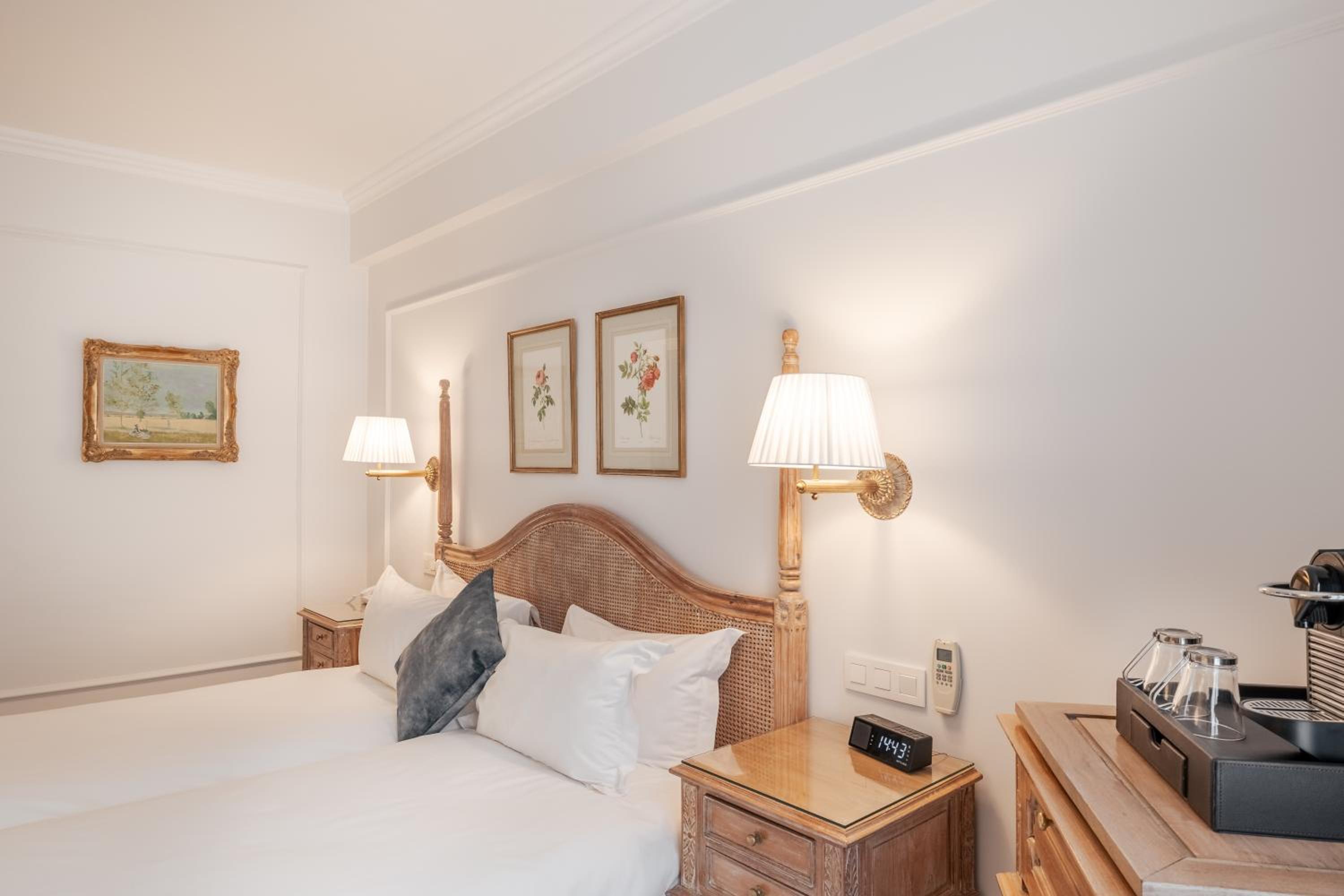 Superior Twin or Double Room - Photo 8