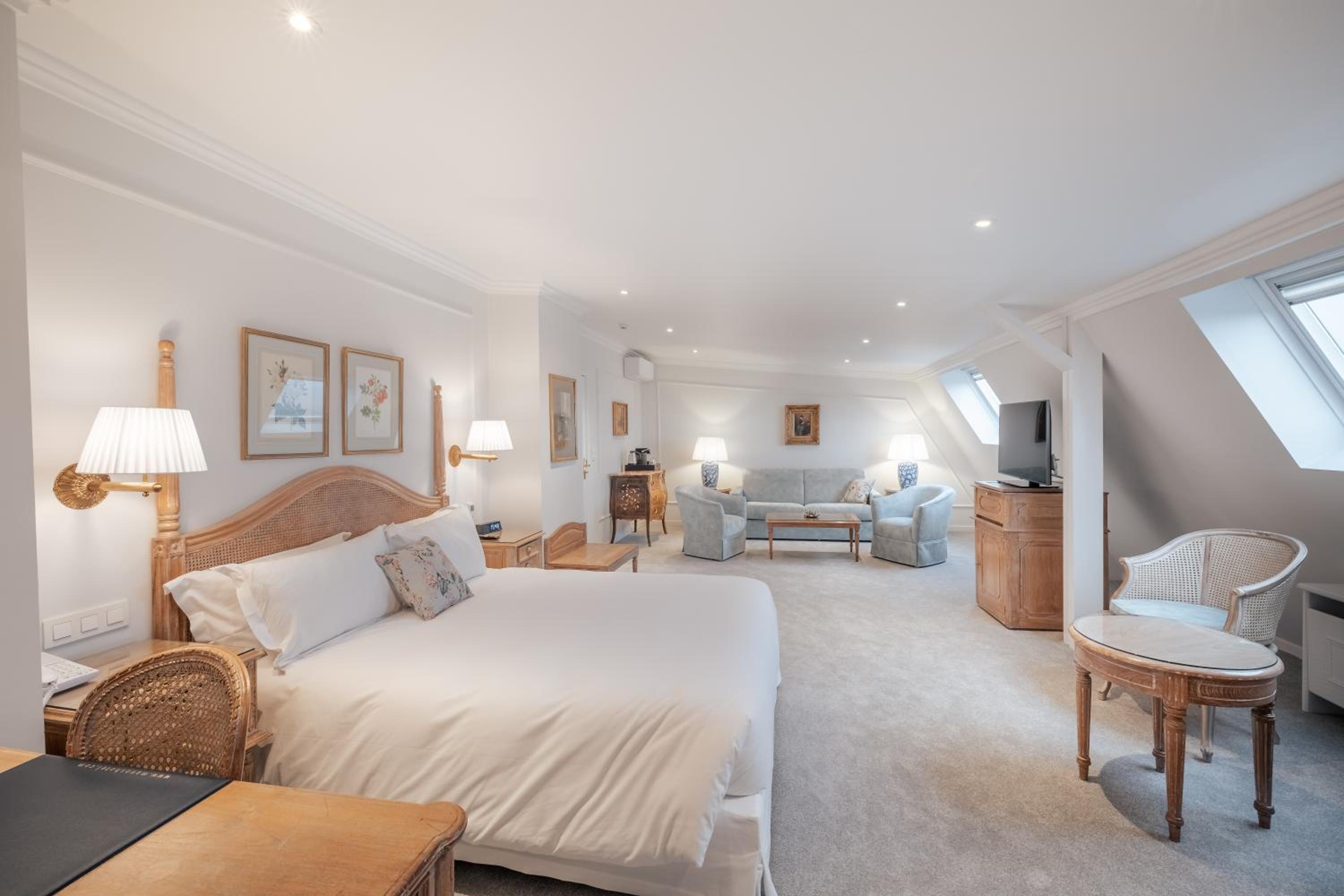 Suite - Photo 1