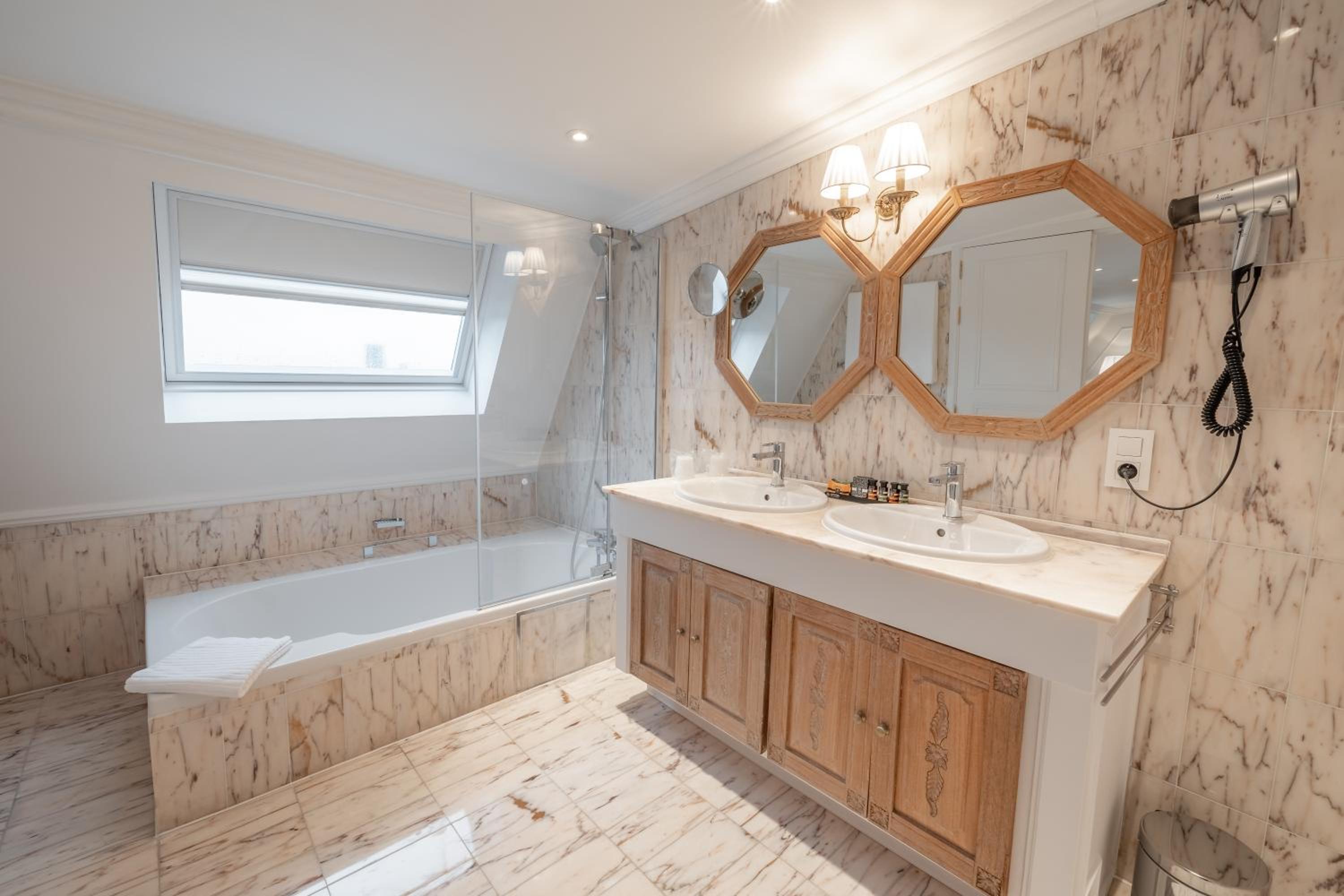Suite - Photo 5