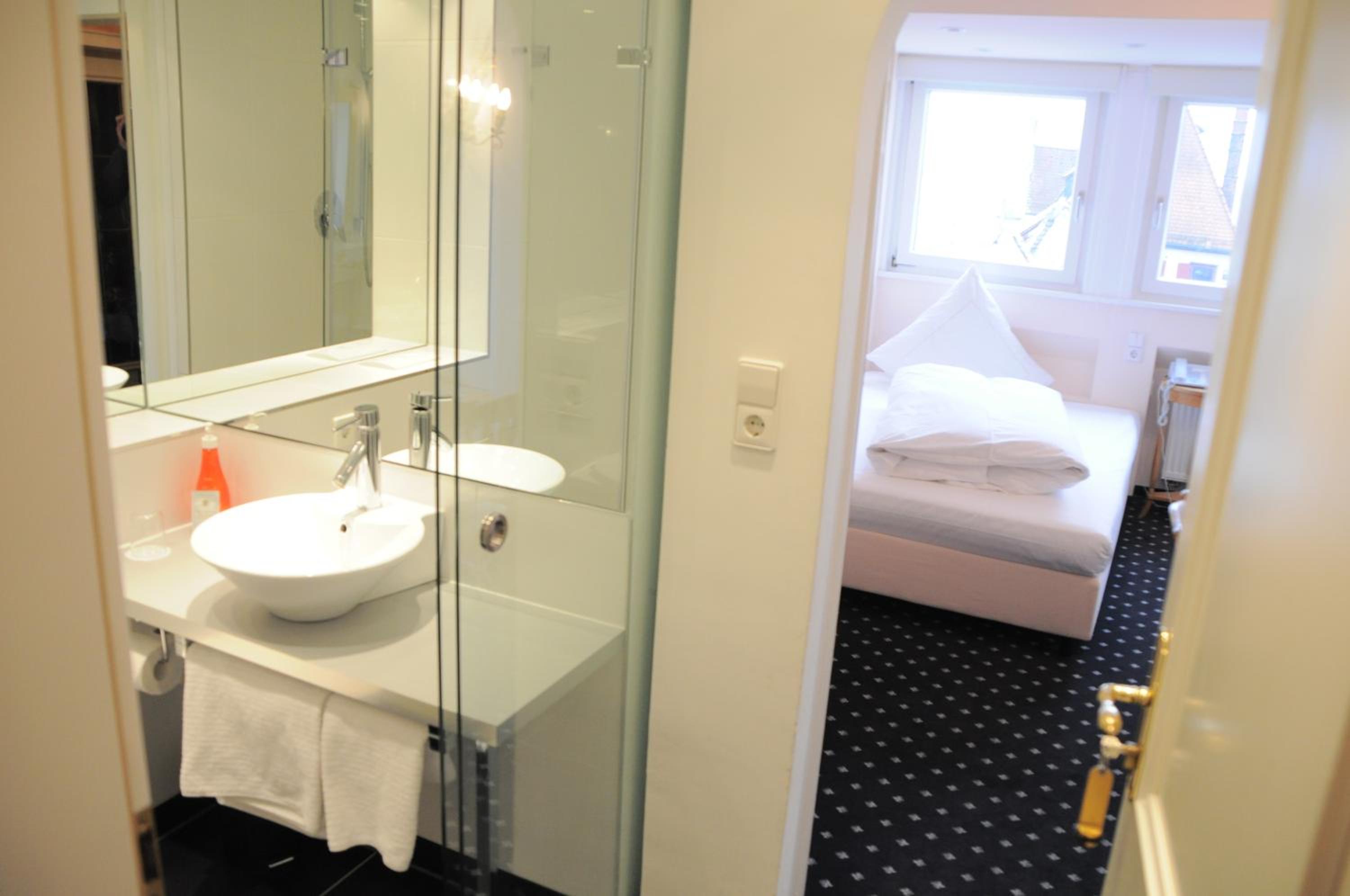 Budget Double Room - Photo 6