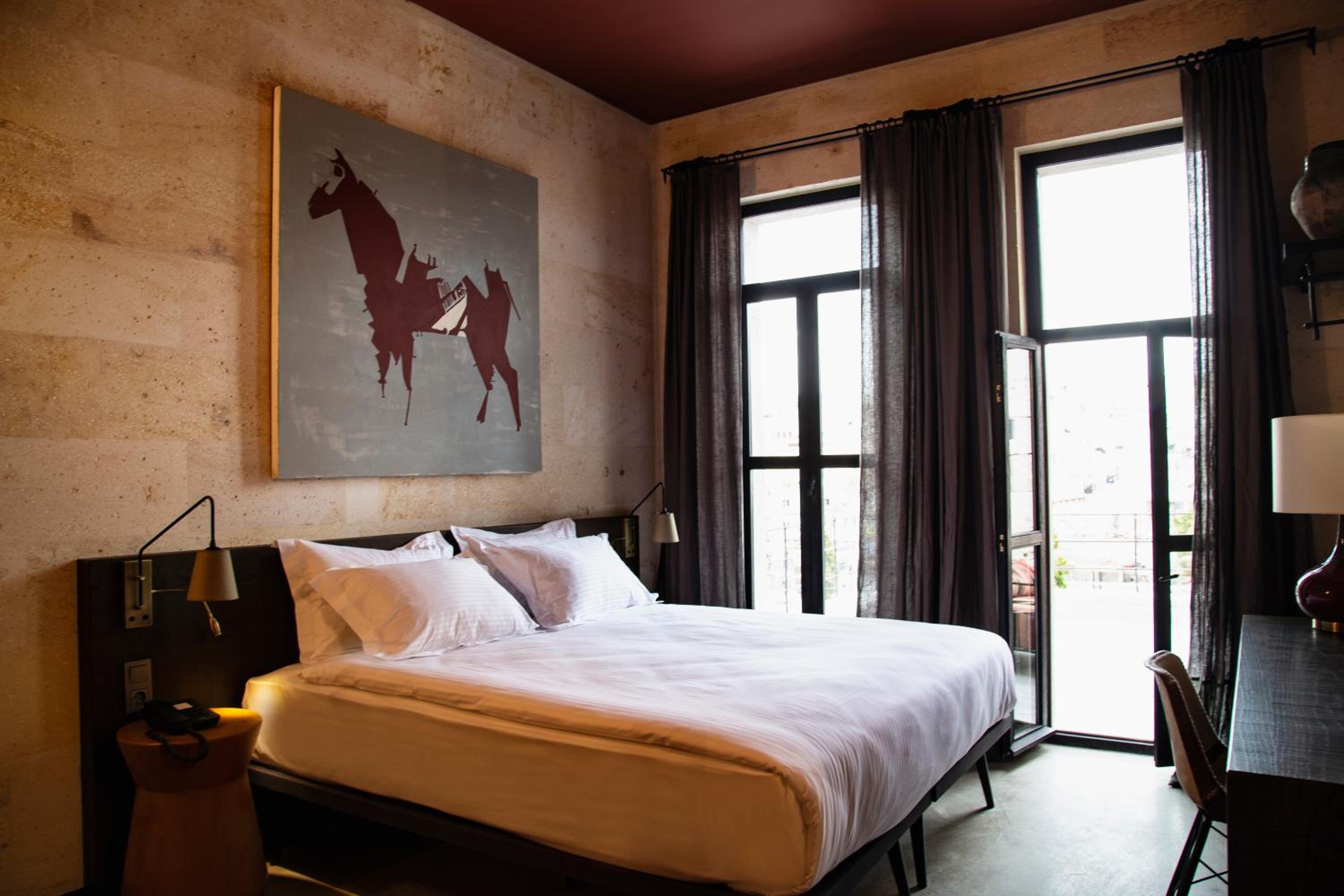 Deluxe with Balcony - Photo 4