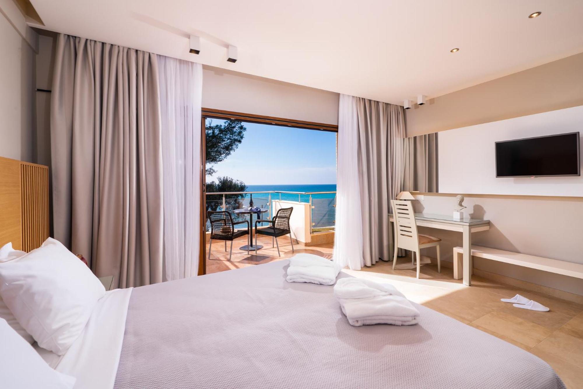 Deluxe Junior Suite Beach Front - Photo 1