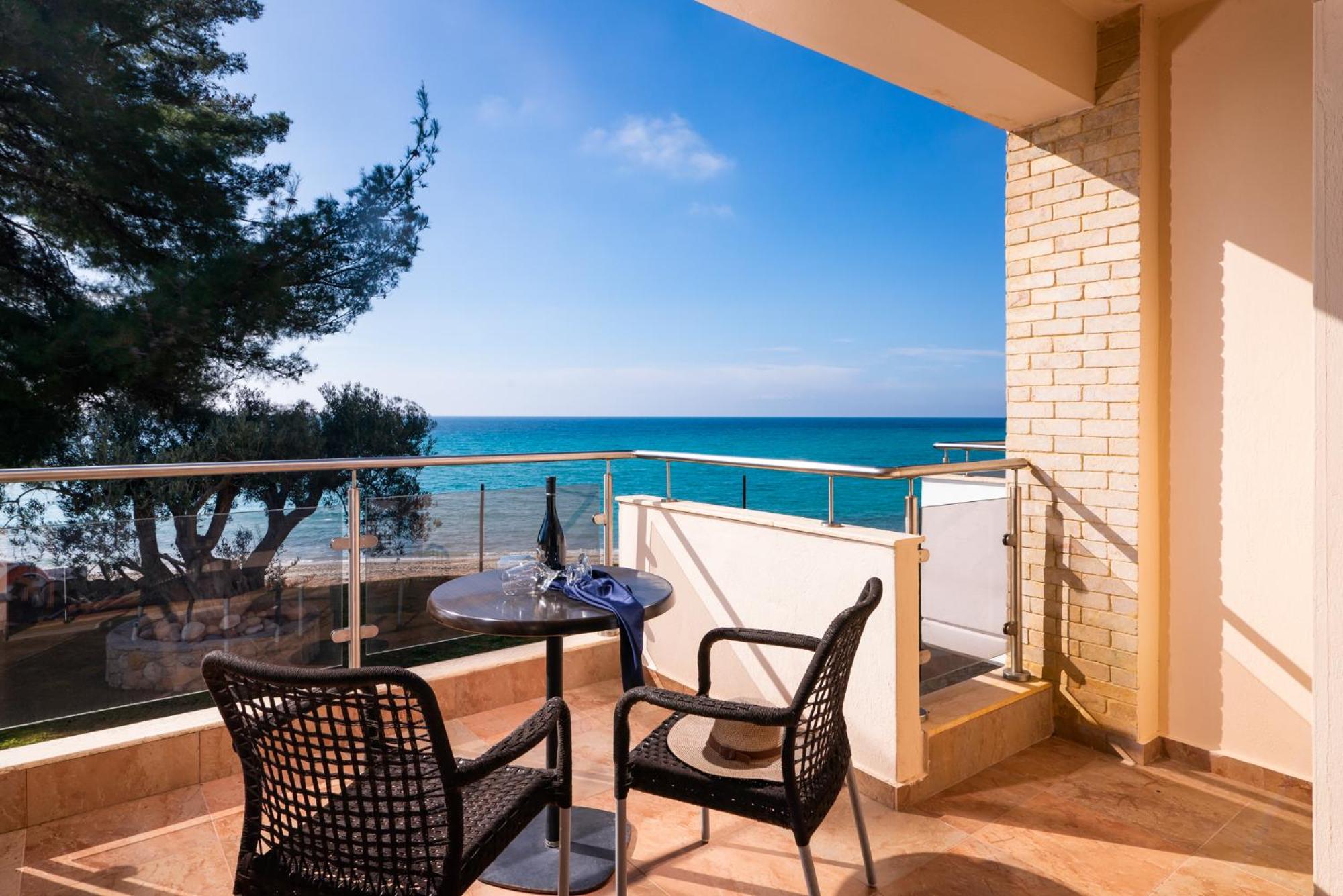 Deluxe Junior Suite Beach Front - Photo 10