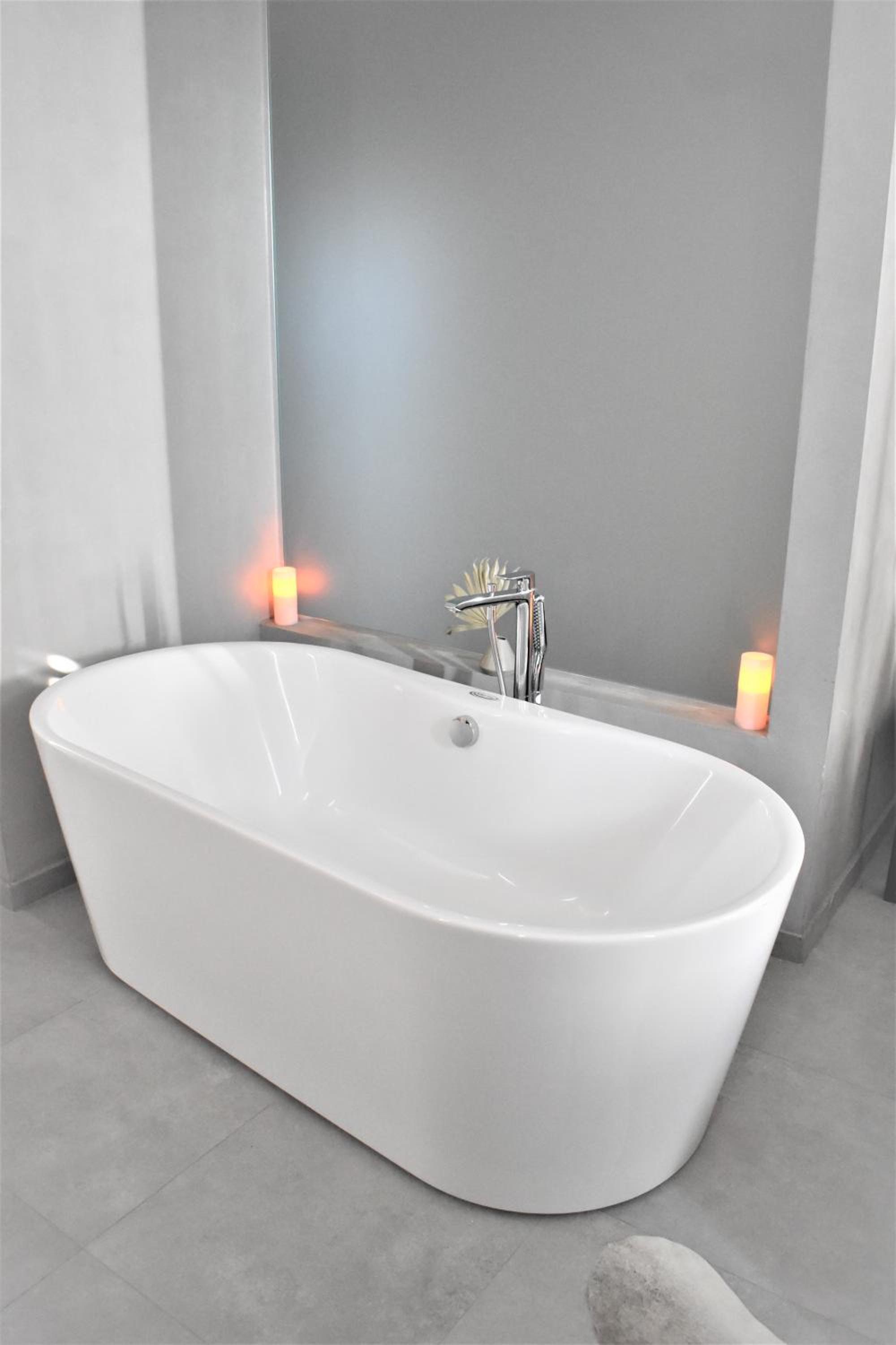 Deluxe Suite with Spa Bath - Photo 8