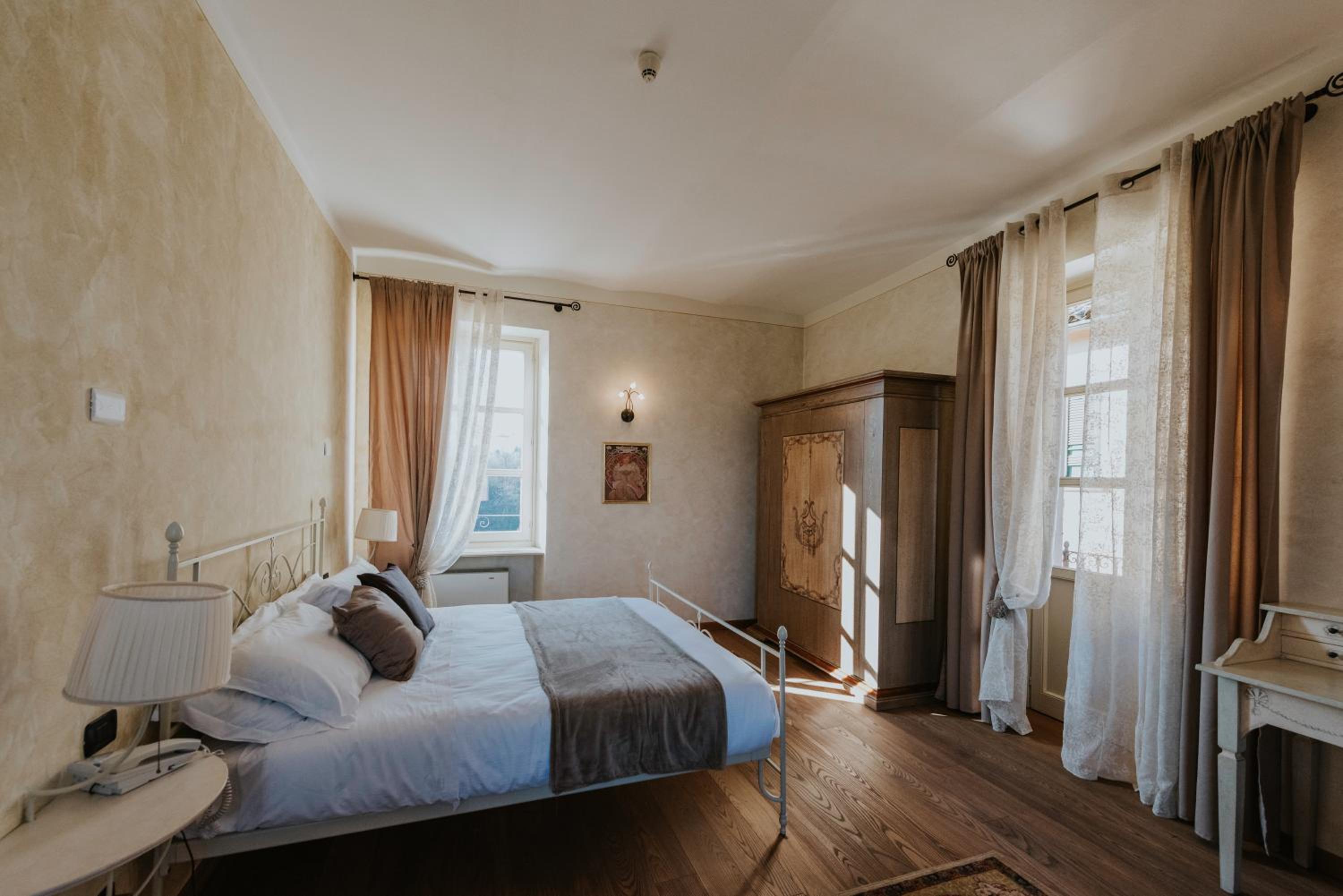 Deluxe Double Room with Balcony photo 1
