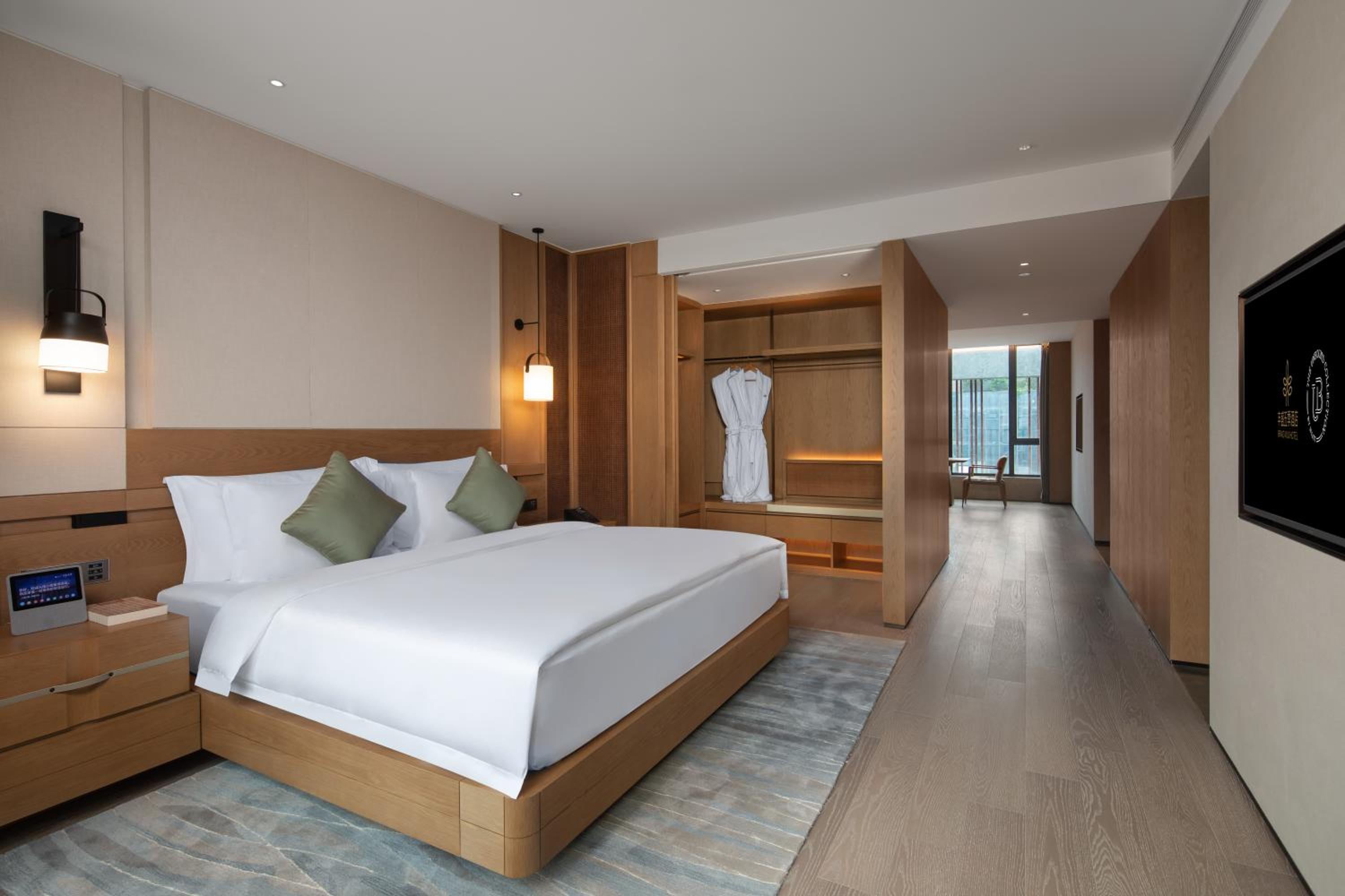 Executive King Suite - Photo 3