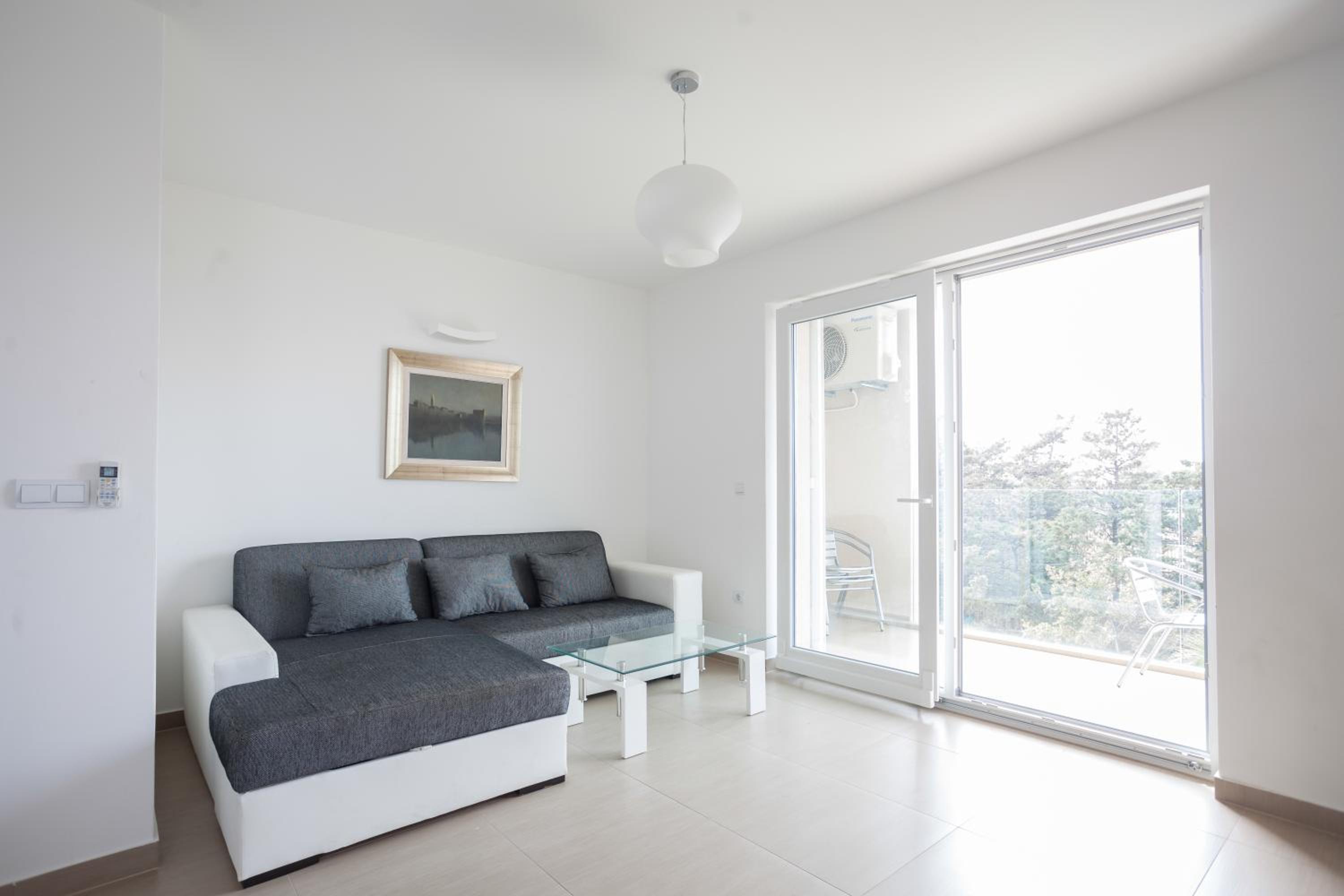 Comfort Two-Bedroom Apartment with Balcony and Sea View photo 2