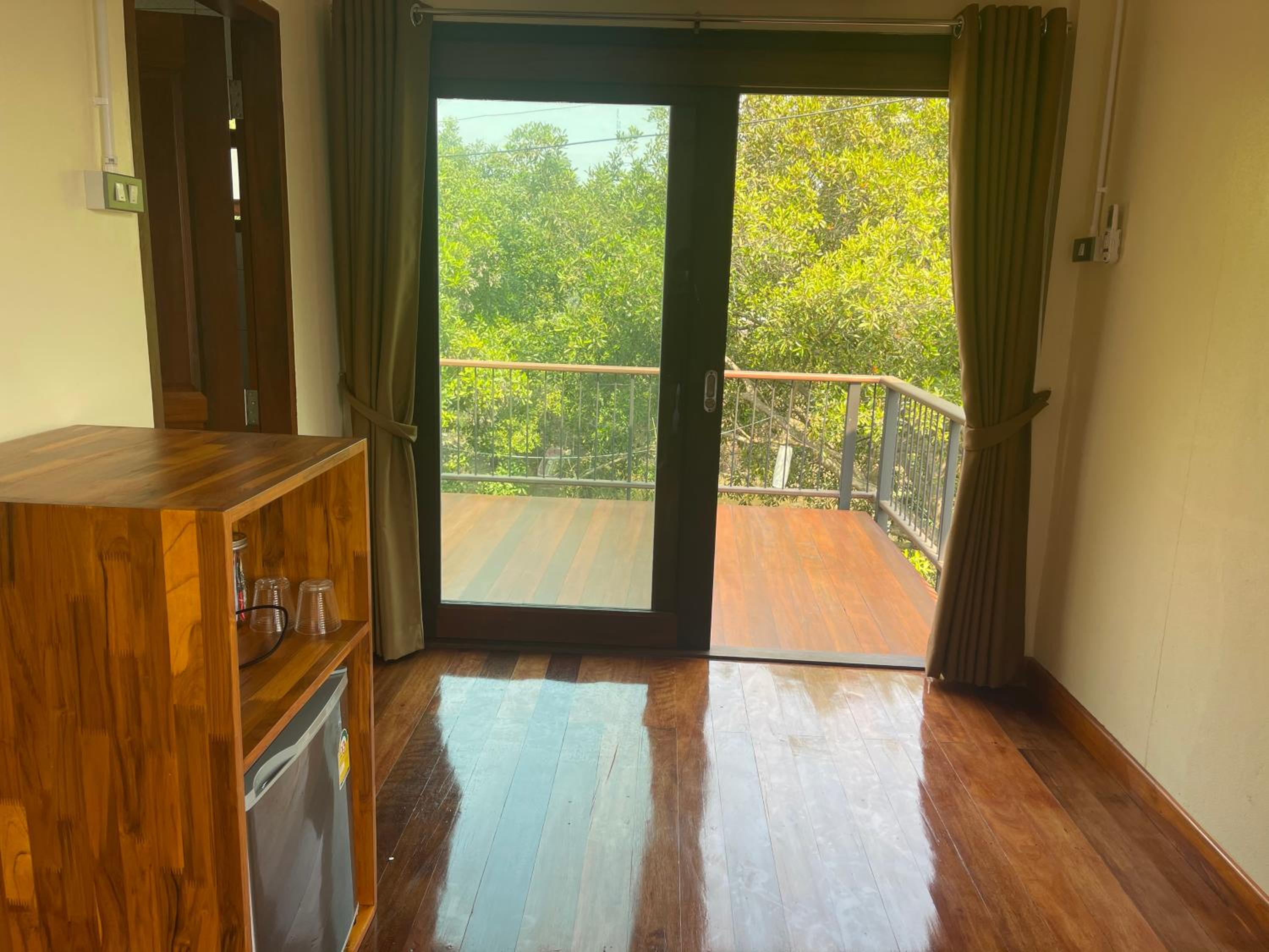 King Room with Balcony - Photo 11