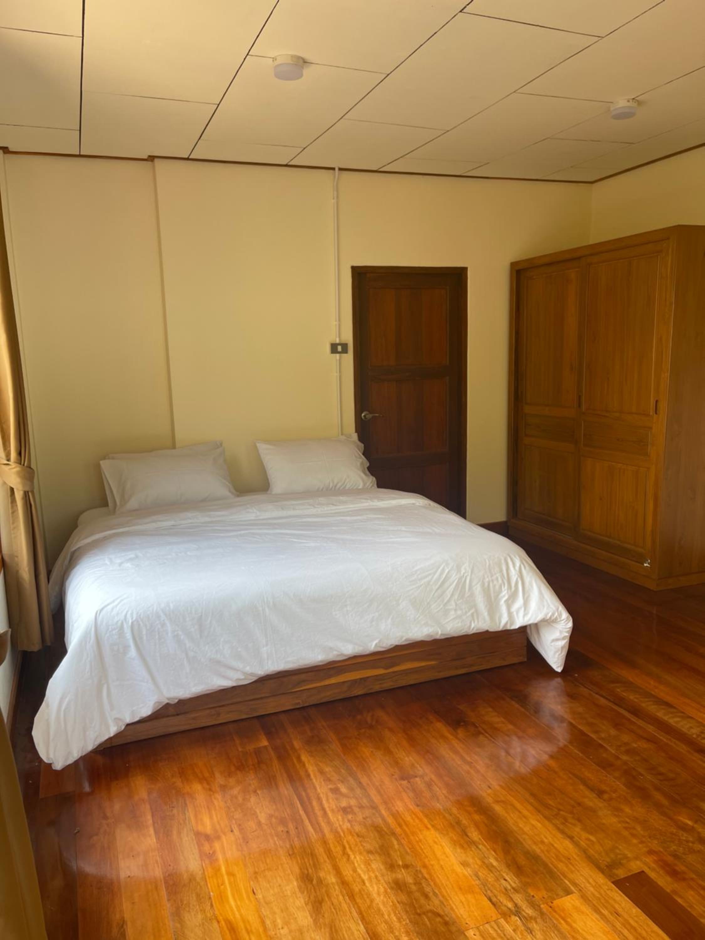 King Room with Balcony - Photo 12