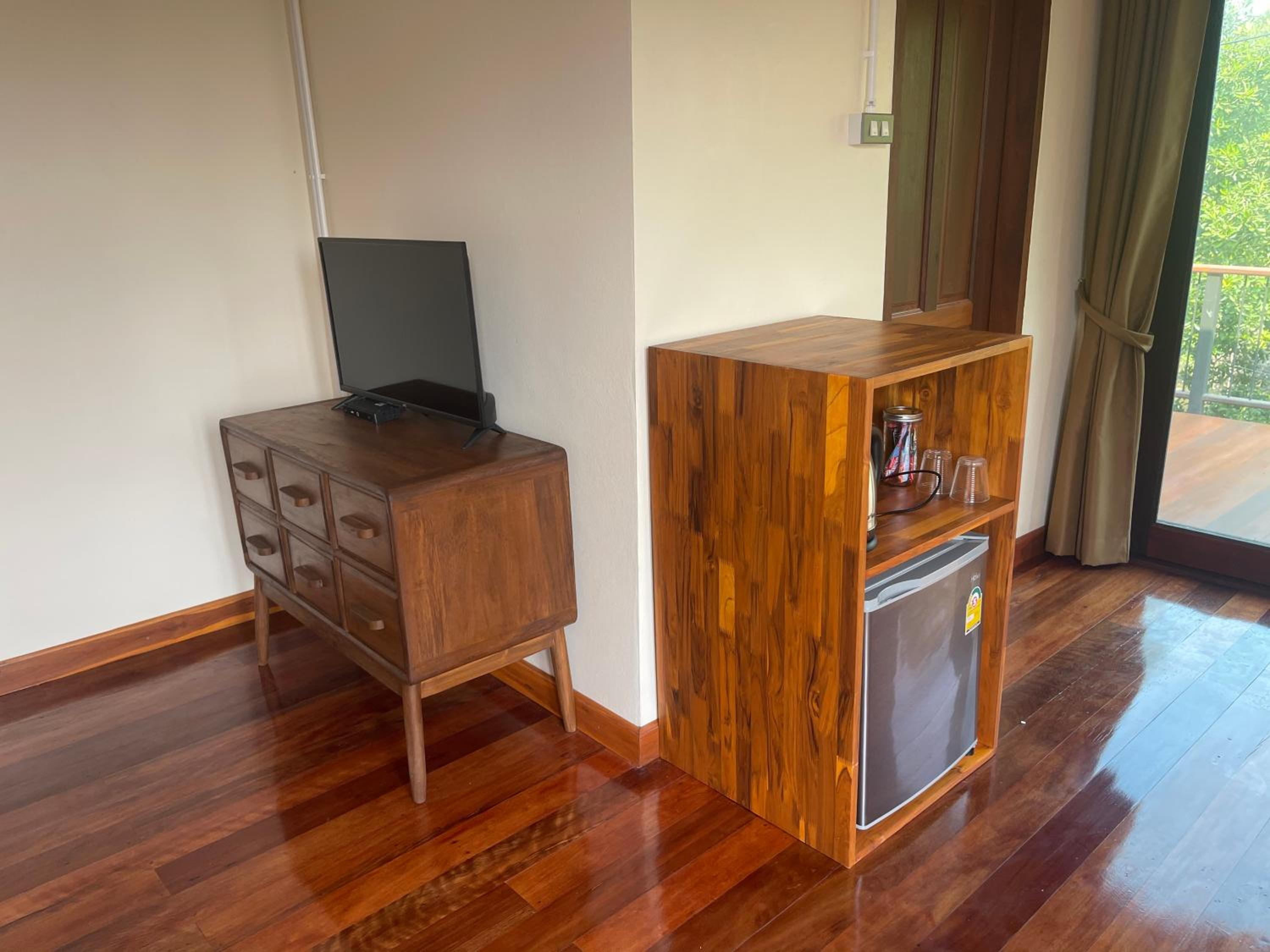 King Room with Balcony - Photo 10