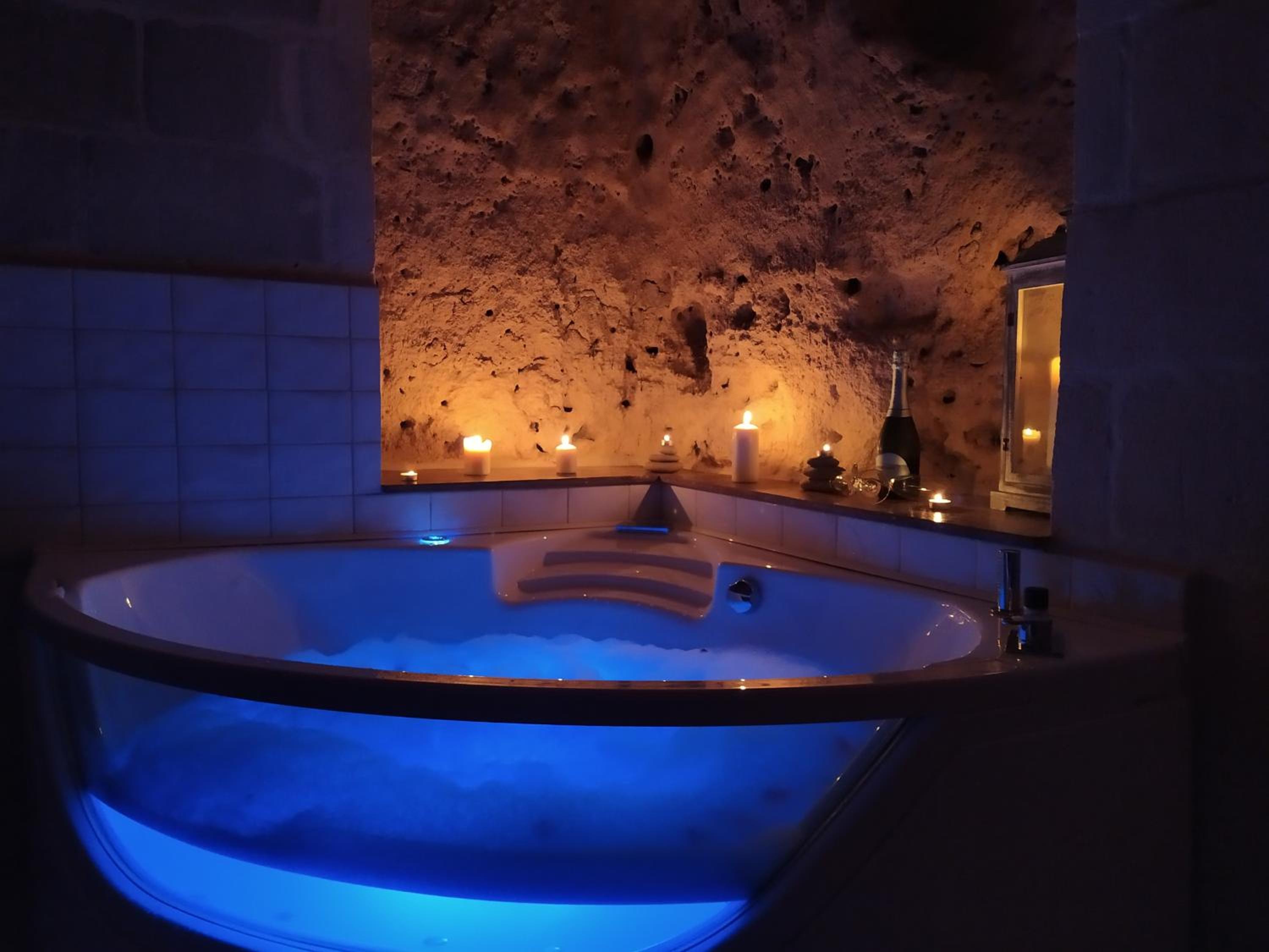 Deluxe Suite with Spa Bath - Photo 5