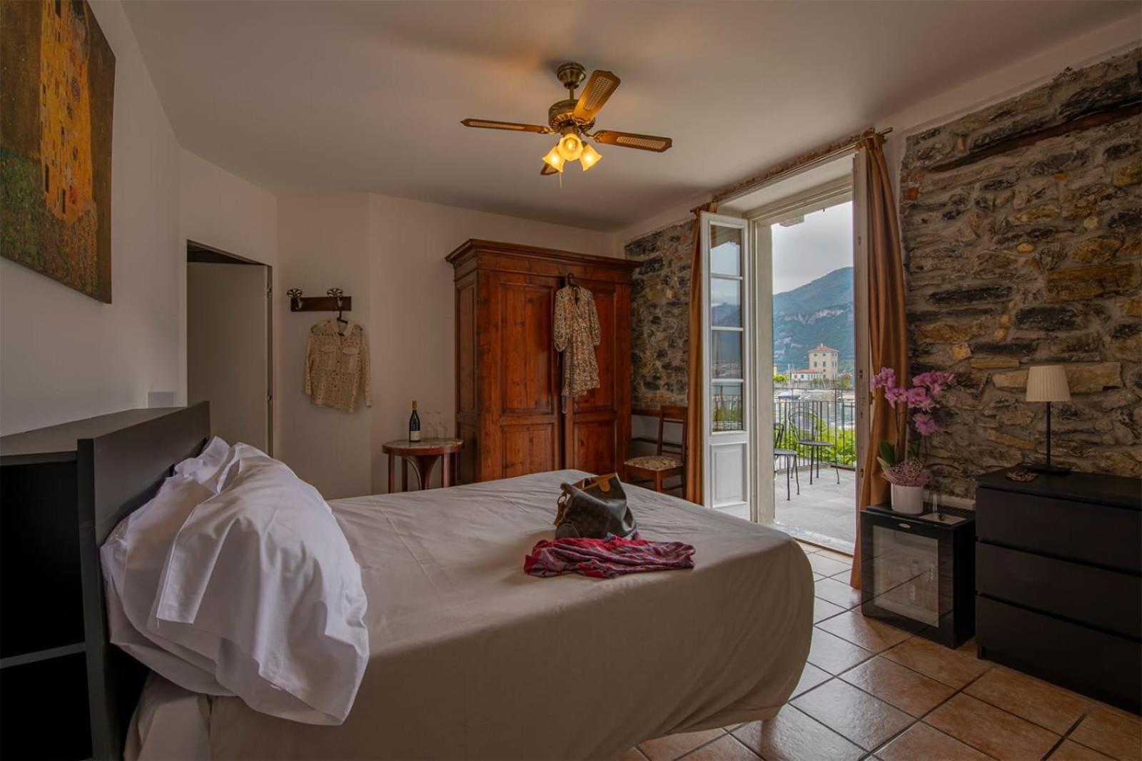 Standard Double Room with Lake View