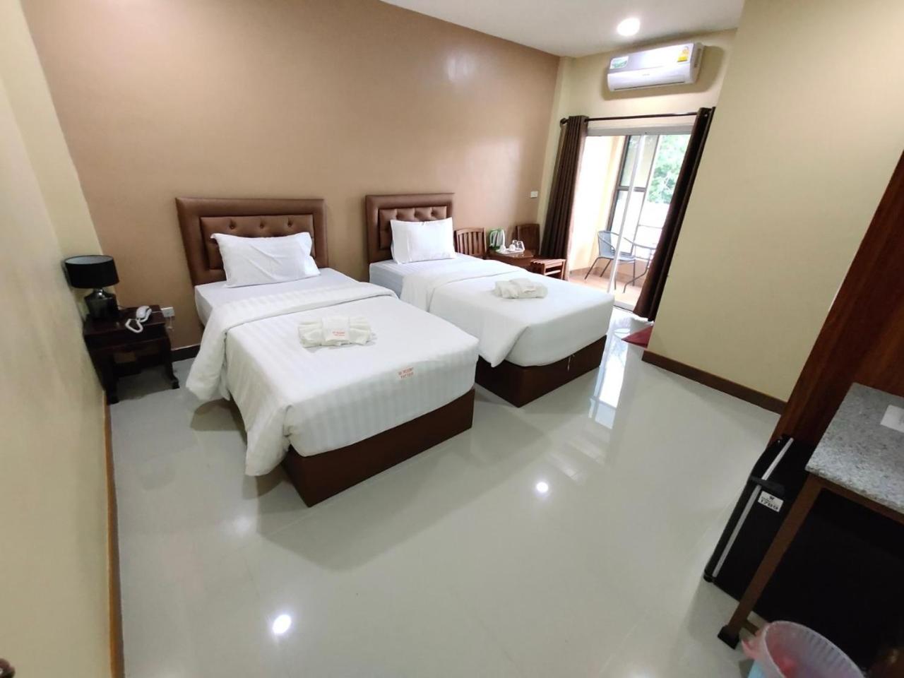 Twin Room with Private Bathroom - Photo 4