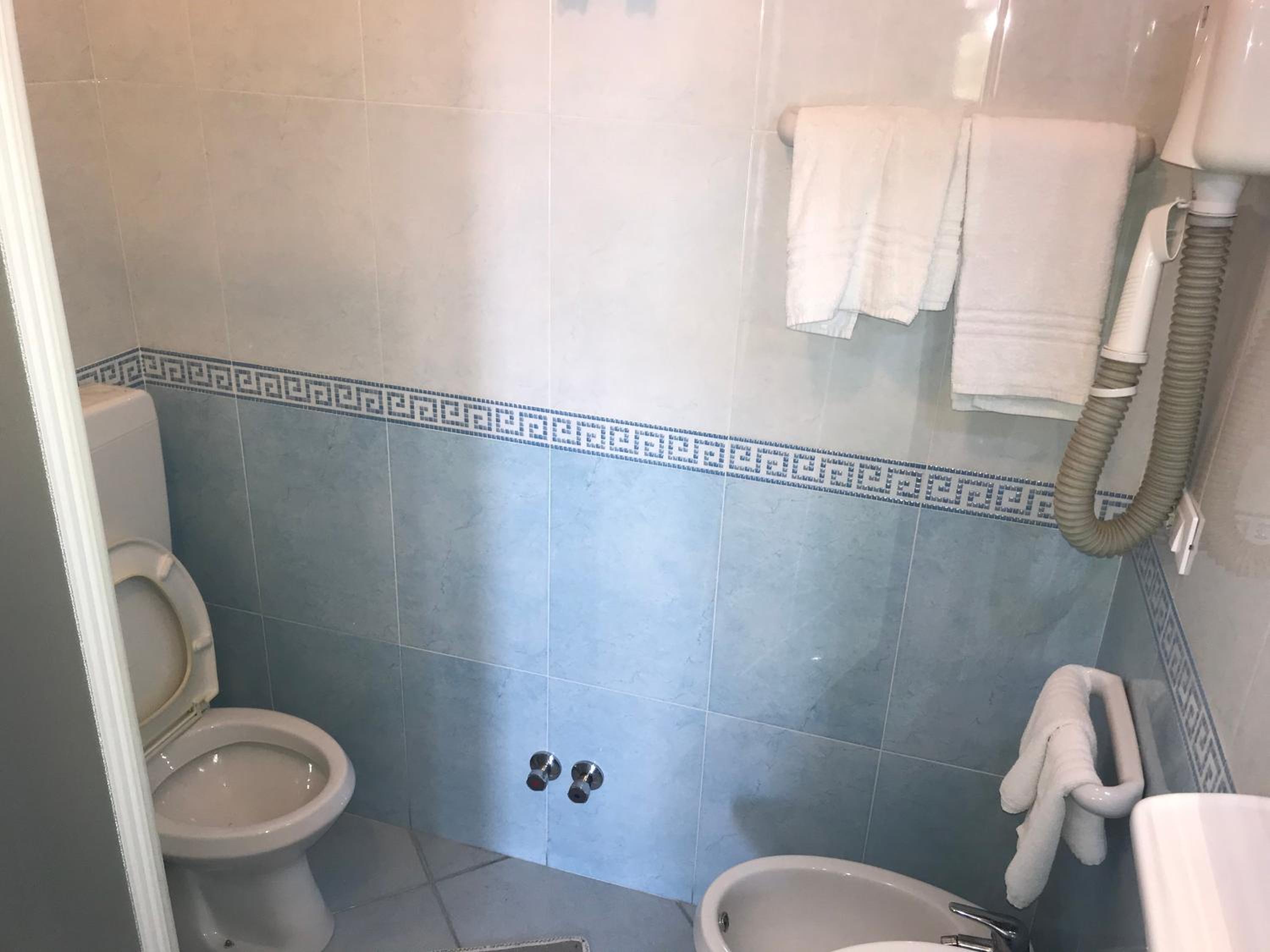 Standard Double Room - Photo 12