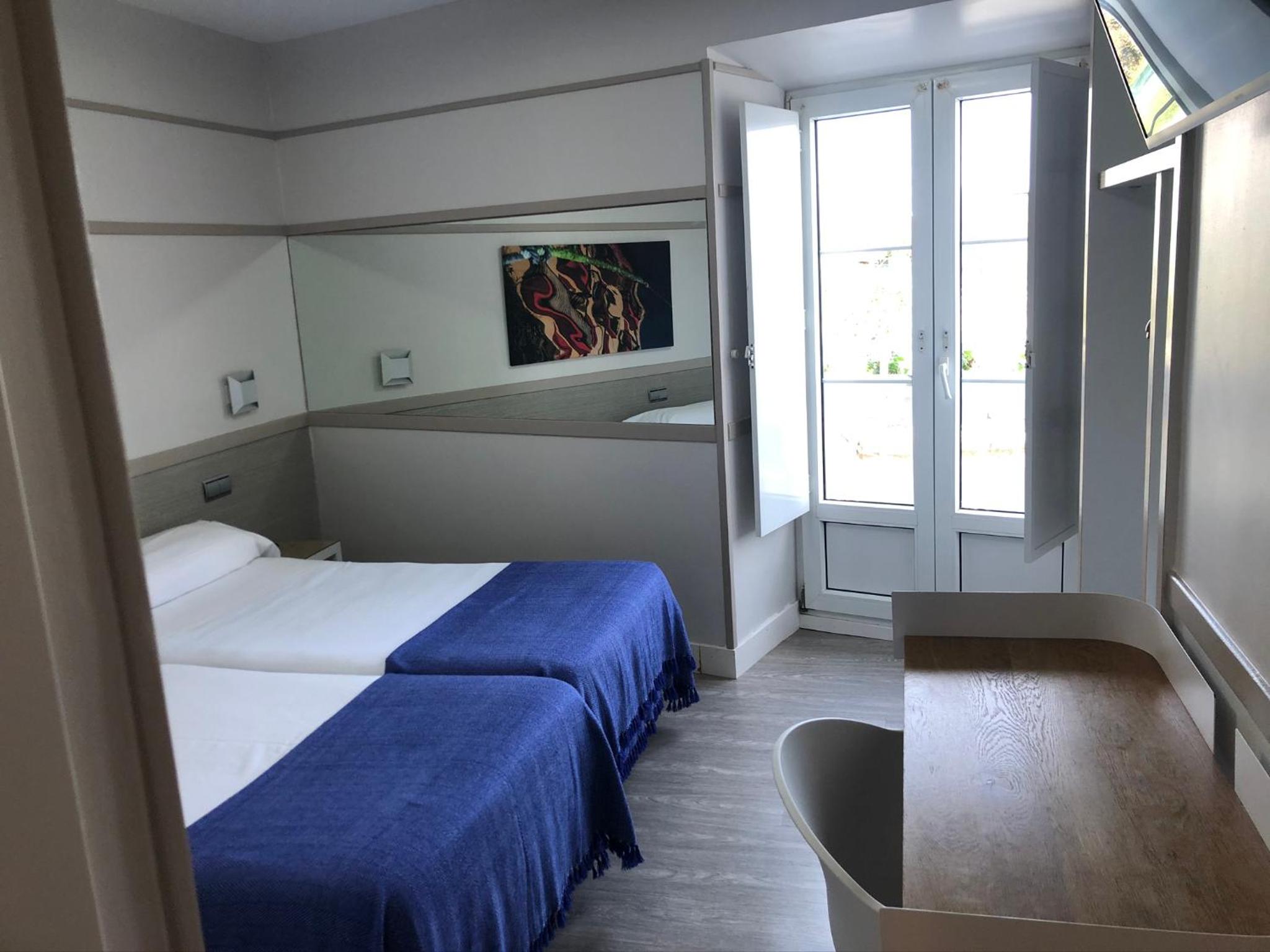 Double Room with Balcony and Sea View - Photo 6